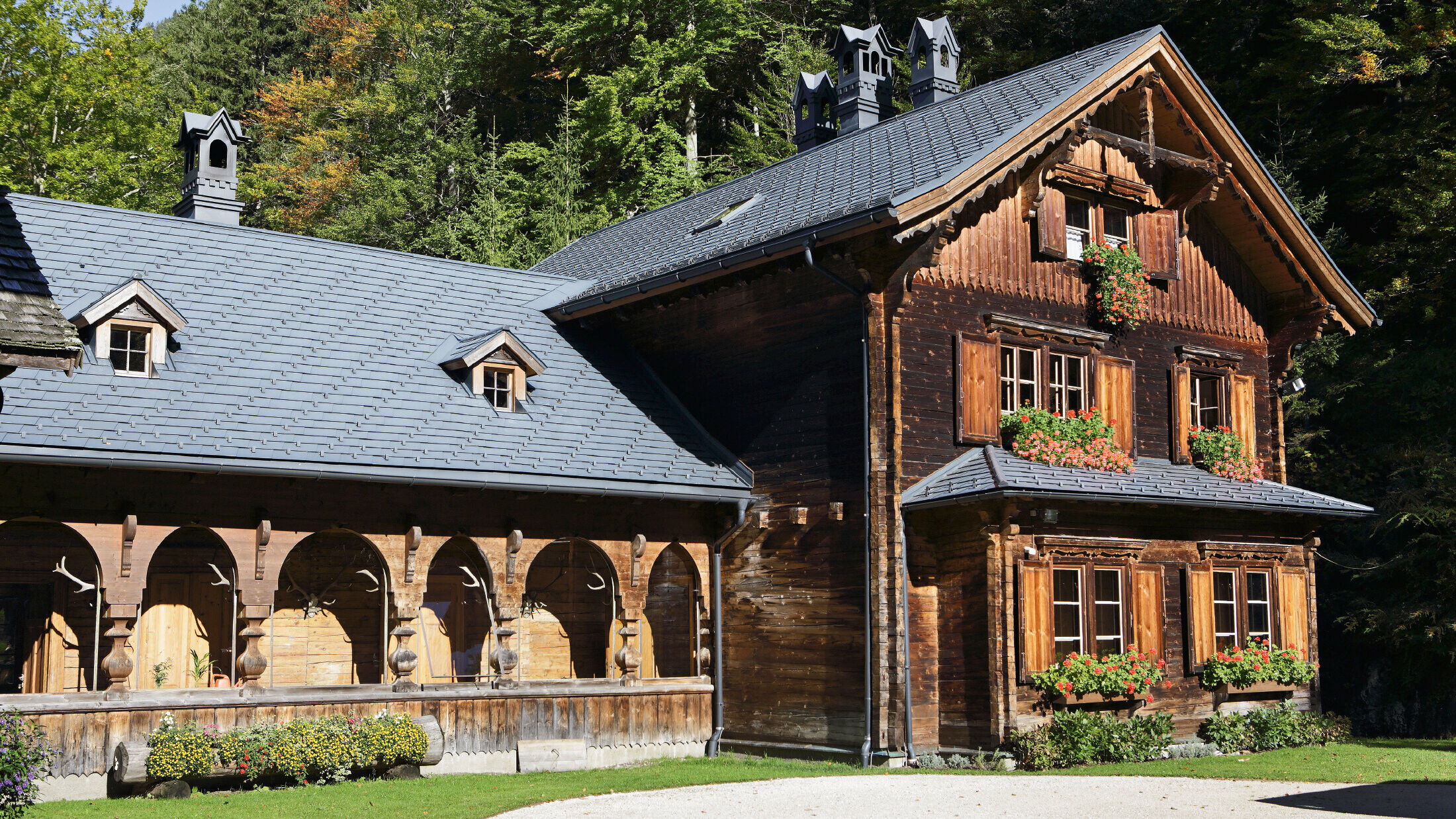 Rustykalny domek myśliwski, Rothschildhaus, dachówka łupkowa PREFA w kolorze P.10 antracyt