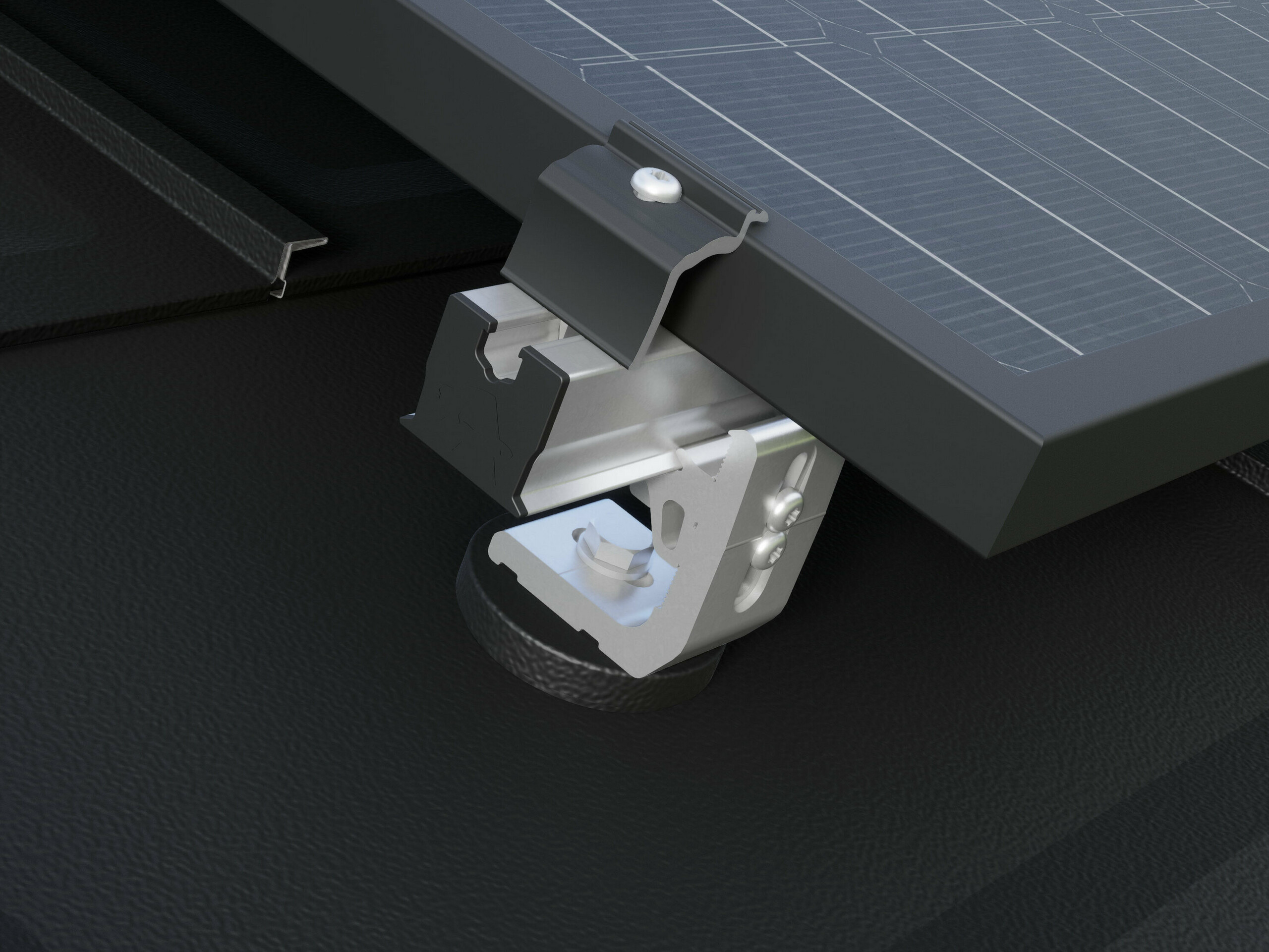 Zbliżenie na wspornik solarny PREVARIO 3.S zamontowany na ciemnym dachu PREFA, który podtrzymuje szynę profilową. Moduł solarny został mocowany na szynie profilowej za pomocą zacisku końcowego PREVARIO.