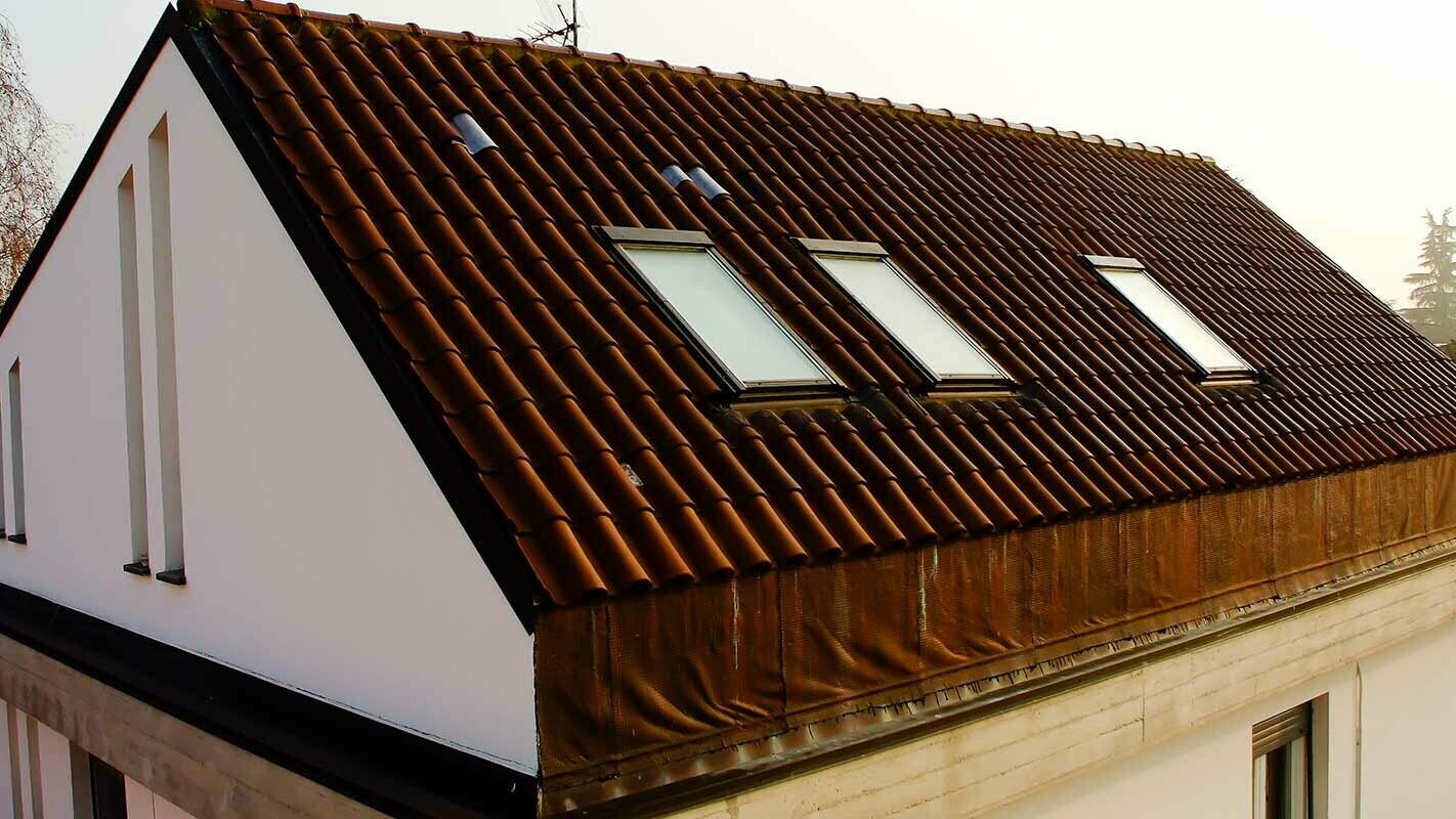 Przed modernizacją dachu mansardowego z blachą Prefalz firmy PREFA z oknami na powierzchni dachu