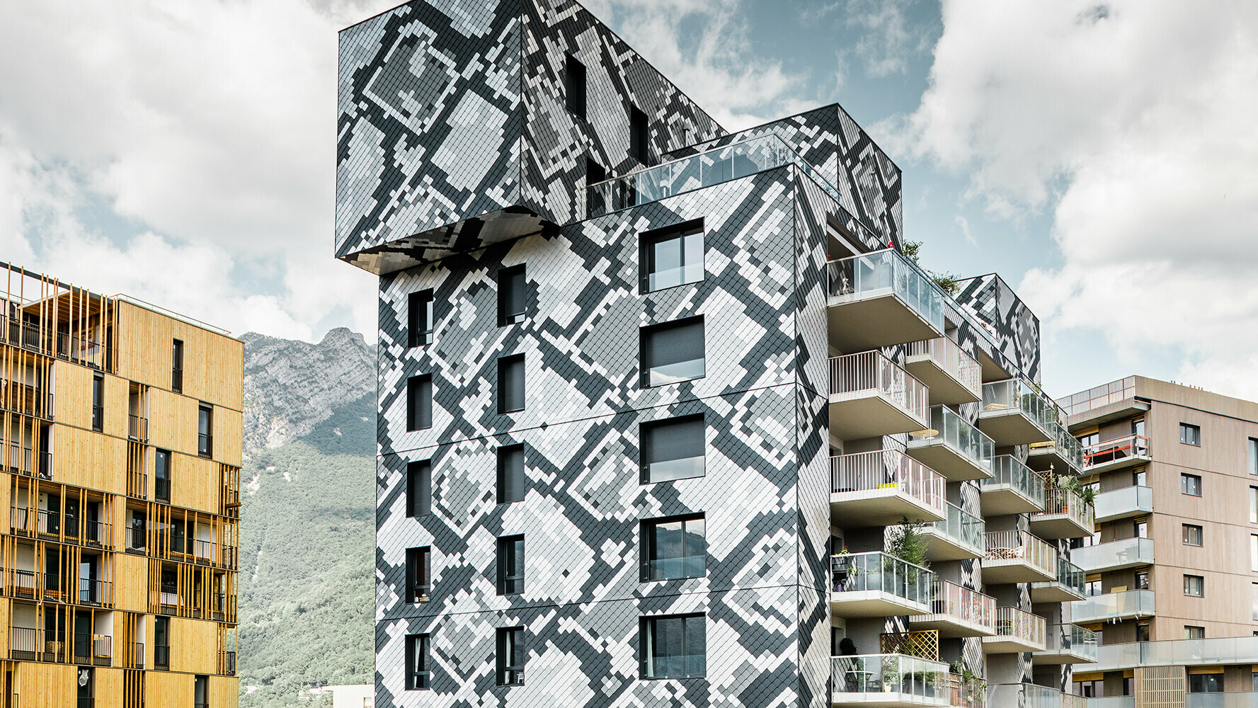 Elewacja tego apartamentowca w Grenoble w Paryżu przypomina różnokolorowe łuski węża.