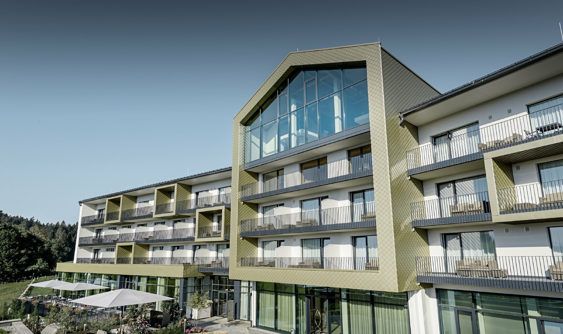 Aranżacja elewacji hotelu Edita w Scheidegg z aluminiowymi rombami PREFA w formacie 20 × 20 w specjalnym kolorze jasnobrązowym.