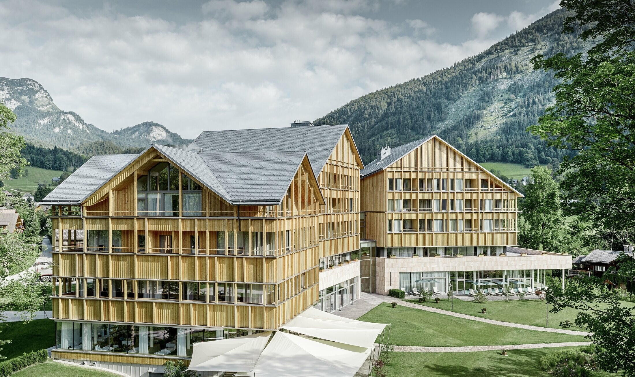 Hotel Vivamayr w Altaussee z drewnianą elewacją i dachówką łupkową PREFA