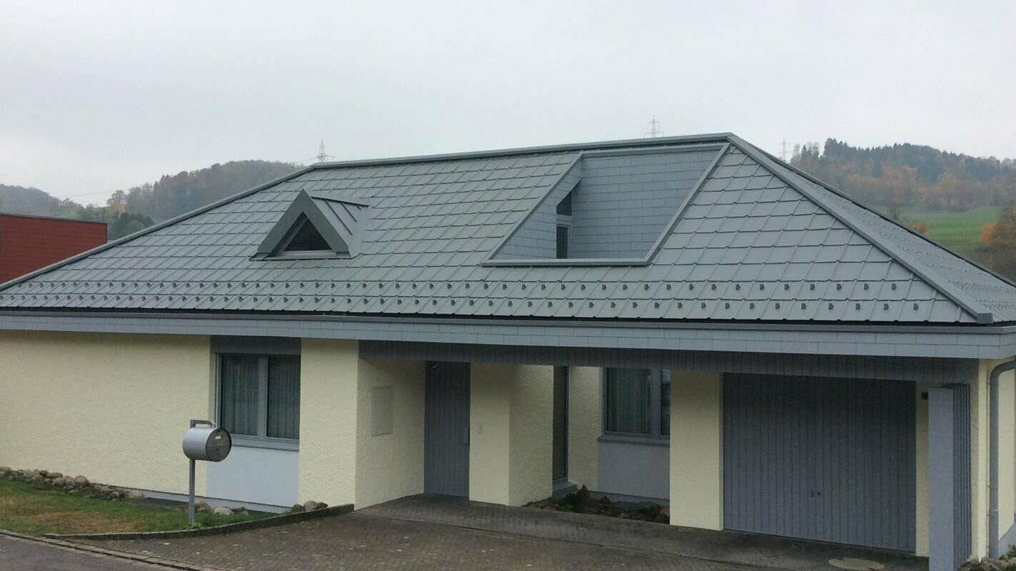 modernizacją dachu z płytą dachową PREFA z oknem dachowym trójkątnym