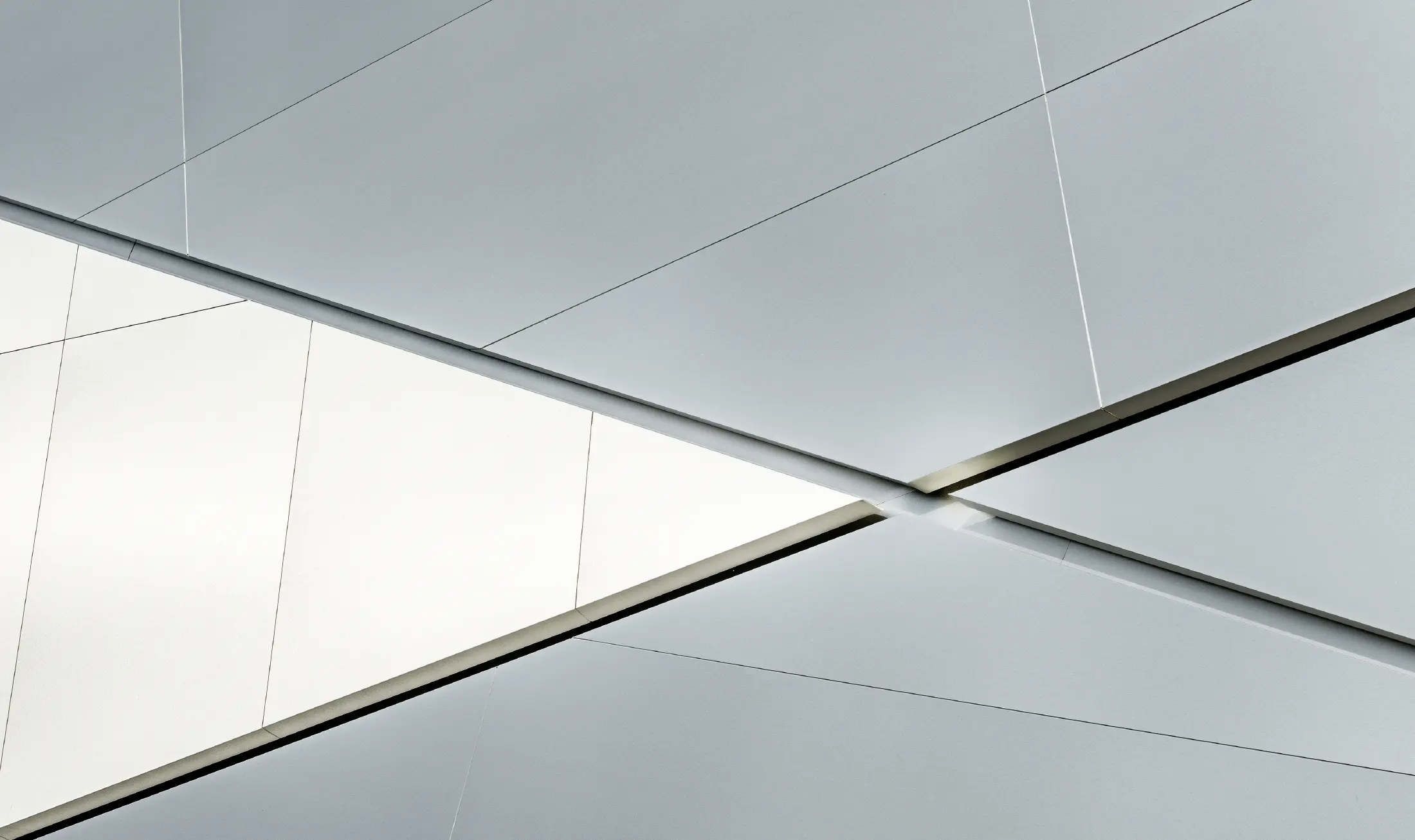 Budynek firmy Fill z futurystyczną elewacją z płyty kompozytowej wykonanej ze szczotkowanego aluminium i z podświetlanymi spoinami