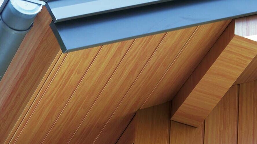 Podbitka dachowa obłożona aluminiowym sidingiem PREFA w kolorze jasnego drewna.