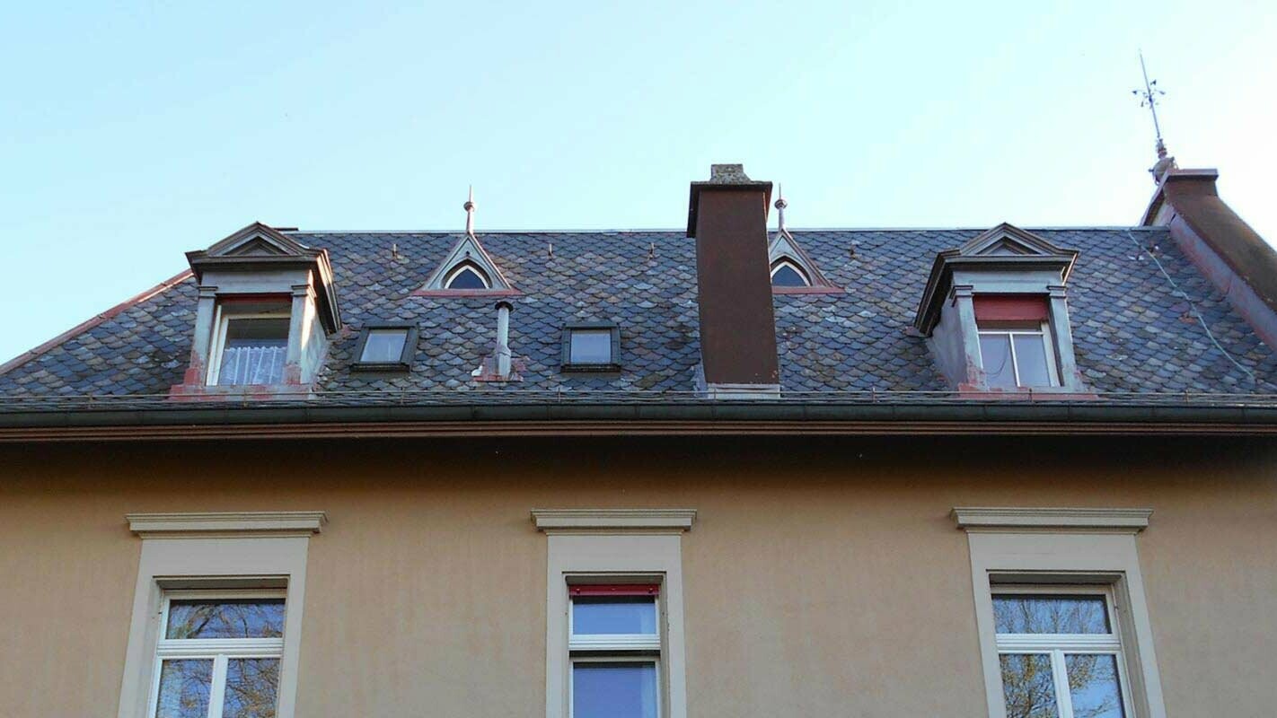 stary dach z fantazyjnymi oknami dachowymi przed modernizacją dachu z dachówką rombową PREFA