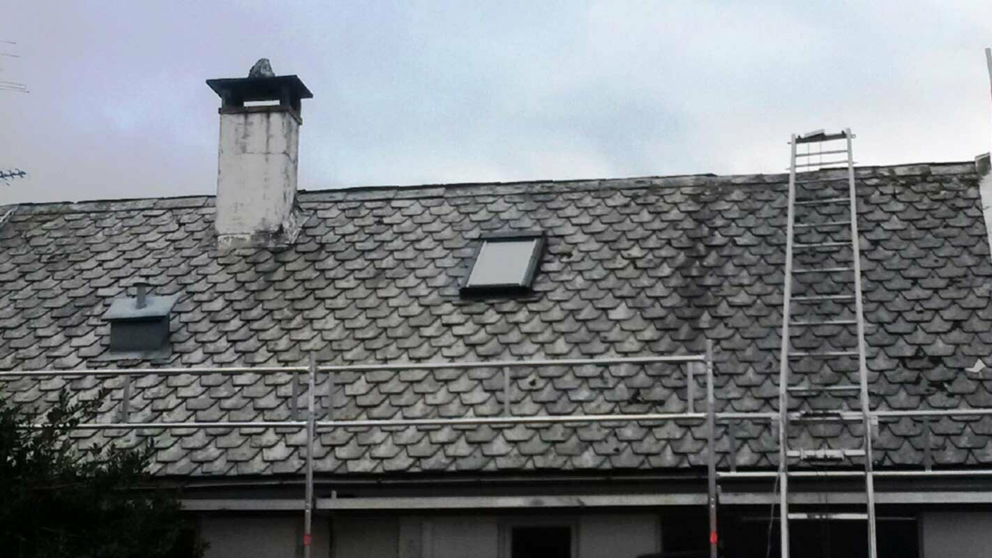 Modernizacja bardzo starego dachu z dachówką rombową PREFA i kominem