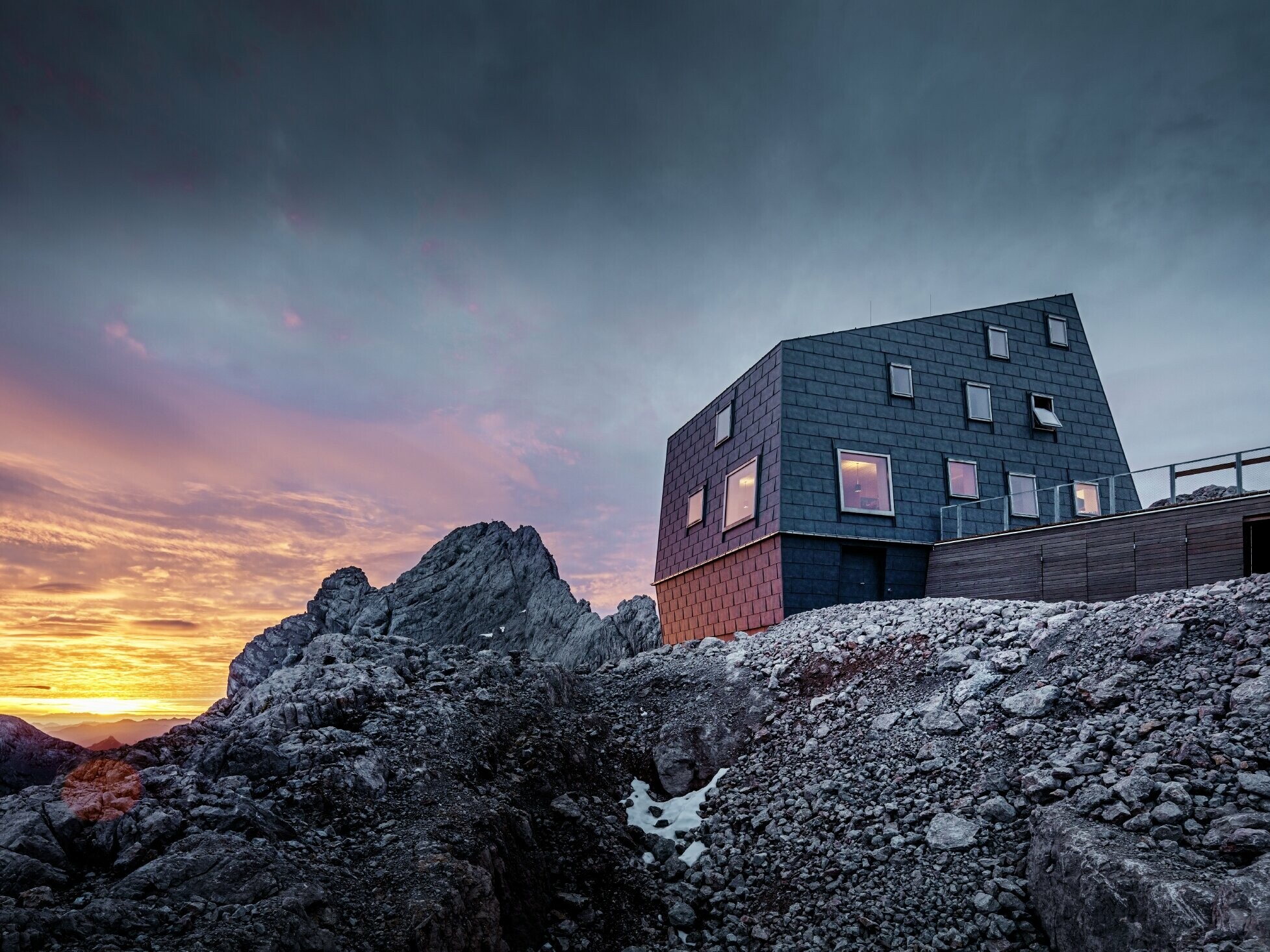 Nowe schronisko Seethalerhütte na lodowcu Dachstein znajduje się na terenie rezerwatu przyrody i zachwyca smukłą bryłą oraz elewacją, która przypomina skałę. Ukośne ściany oraz panele dachowe i elewacyjne PREFA FX.12 w kolorze  szary kamienny P.10 sprawiają, że schronisko jest zabezpieczone przed każdą pogodą.