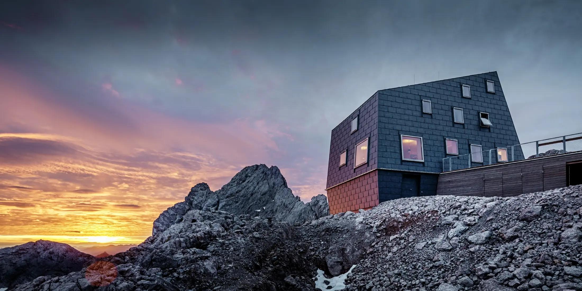 Nowe schronisko Seethalerhütte na lodowcu Dachstein znajduje się na terenie rezerwatu przyrody i zachwyca smukłą bryłą oraz elewacją, która przypomina skałę. Ukośne ściany oraz panele dachowe i elewacyjne PREFA FX.12 w kolorze  szary kamienny P.10 sprawiają, że schronisko jest zabezpieczone przed każdą pogodą.