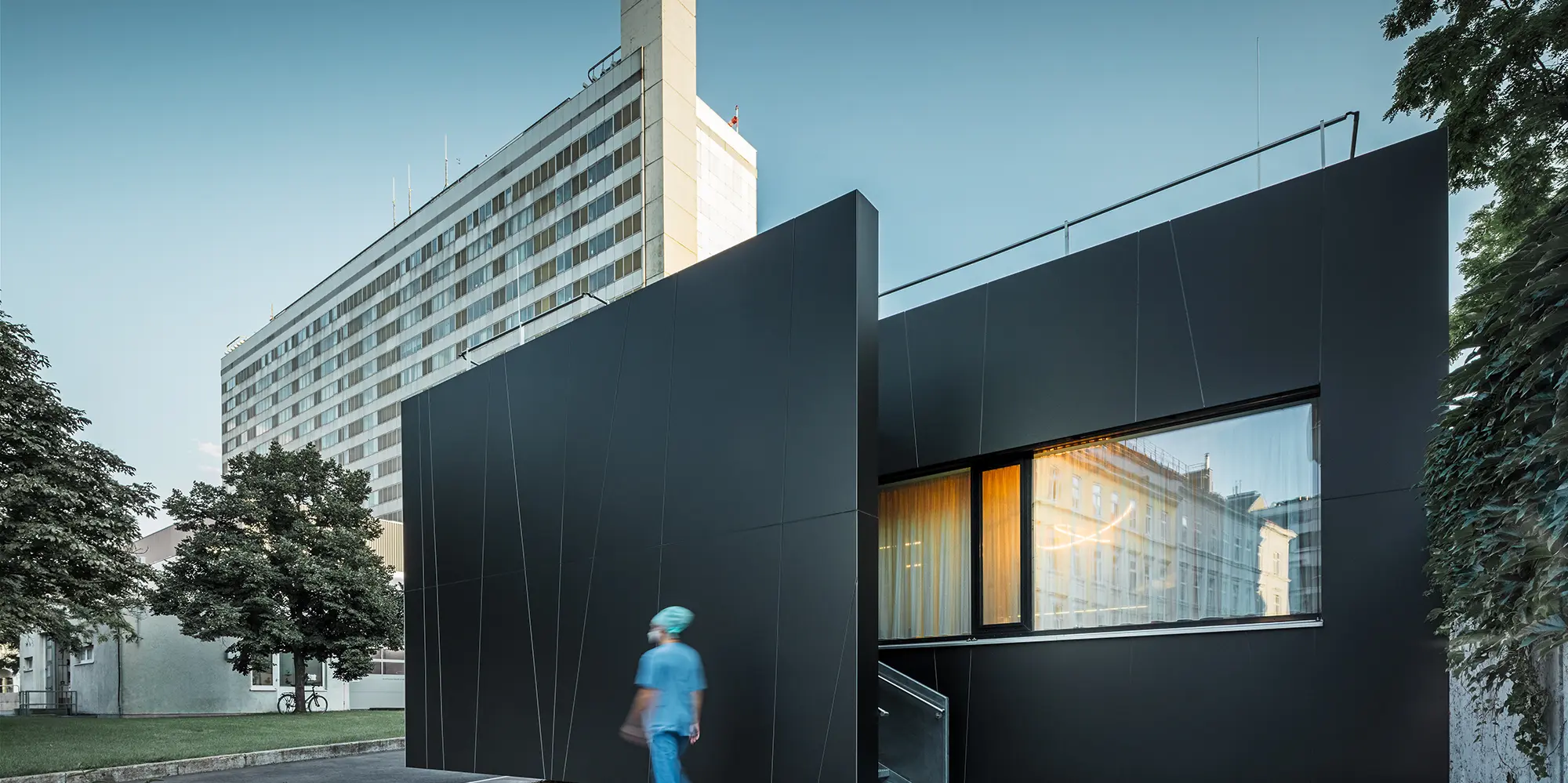 Elewacja centralnego oddziału ratunkowego kliniki Landstraße przy ulicy Juchgasse w Wiedniu z ciemnoszarymi płytami kompozytowymi PREFA.