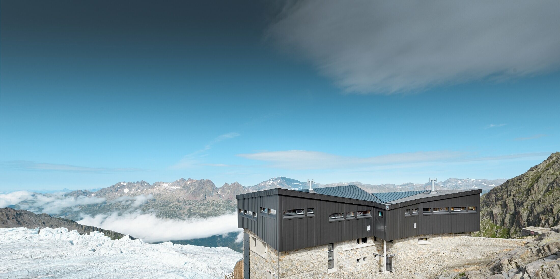 Refuge Albert 1er na Mont Blanc z PREFALZ w kolorze ciemnoszarym na dachu i elewacji.