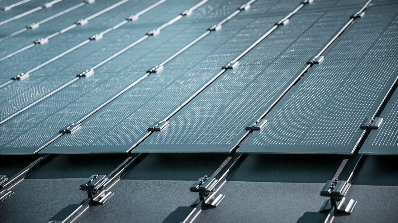 Szczegółowy widok montażu modułów słonecznych Prefalz na dachu w Meschede