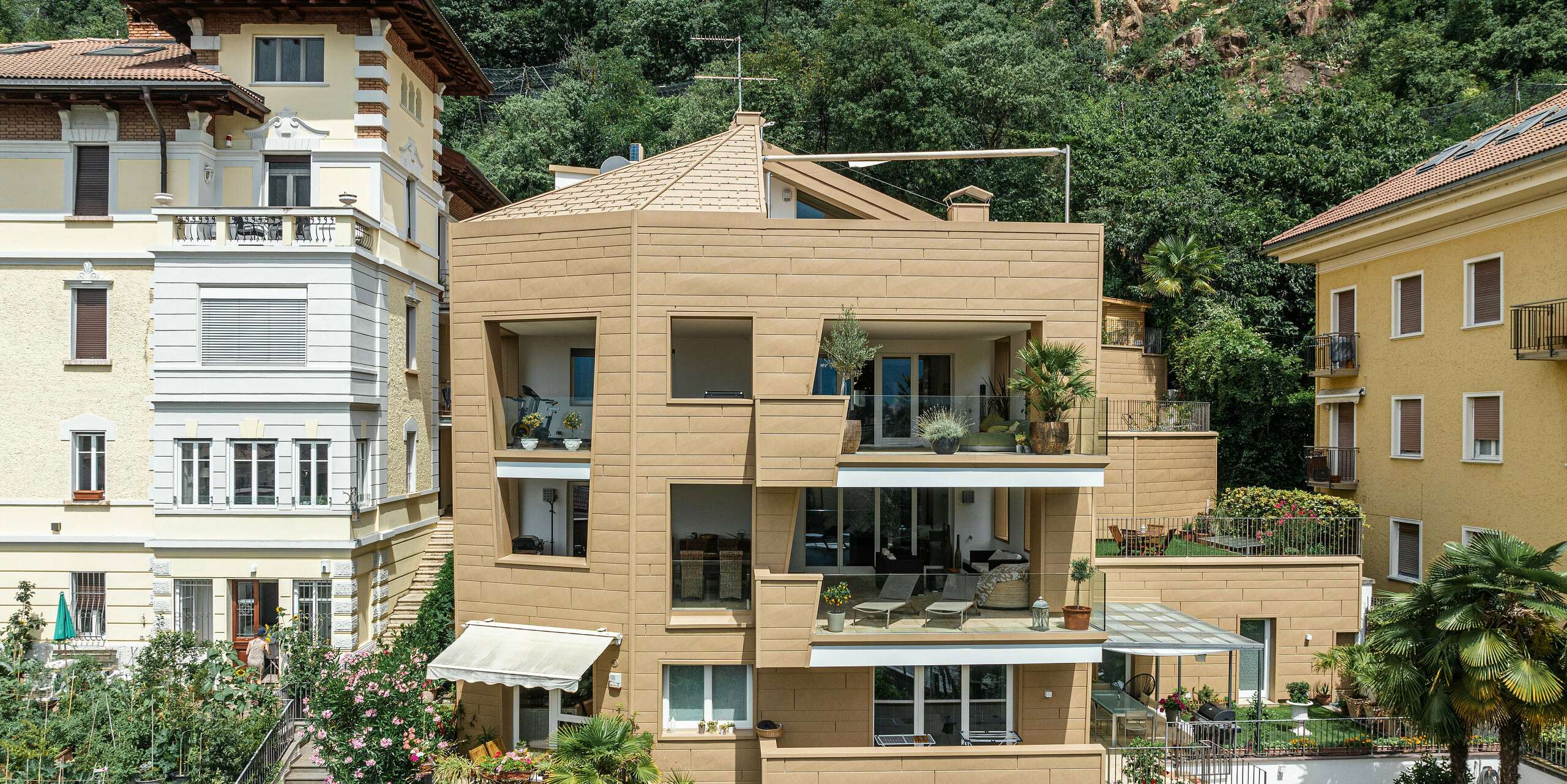 Eindrucksvolle Symbiose von Innovation und Natur: Die 'Villa Laura' in Südtirol zeigt die ästhetische Vielseitigkeit von PREFA Aluminiumprodukten. Die Dachpaneele FX.12 und Siding.X Fassadenelemente in P.10 Sandbraun verbinden Tradition und Moderne und fügen sich natürlich in die Umgebung ein. Die Fassade reflektiert das Sonnenlicht und verleiht der Struktur eine warme und einladende Atmosphäre, während die robuste Aluminiumkonstruktion eine langlebige Bauweise garantiert.