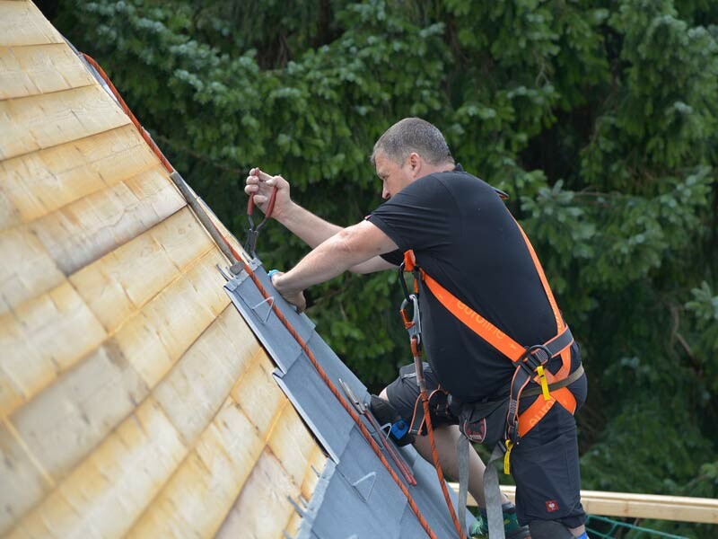 Instruktor PREFA podczas pokrywania dachu