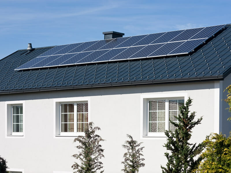 System montażowy instalacji solarnych PREFA PS.13 pozwolił zainstalować na dachówkach klasycznych PREFA w kolorze antracytowym instalację fotowoltaiczną