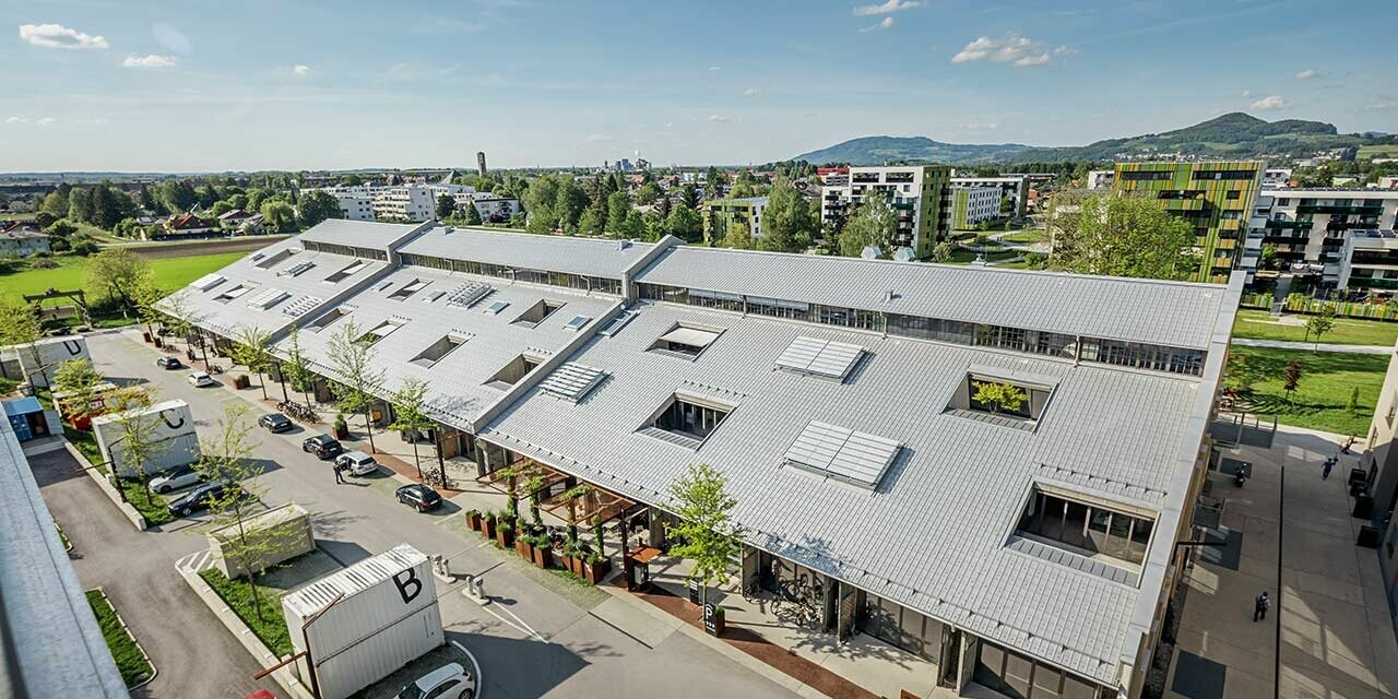 Zdjęcie Panzerhalle w Salzburgu z lotu ptaka. Dach został przykryty nowymi dachówkami klasycznymi PREFA w kolorze srebrny metalik.