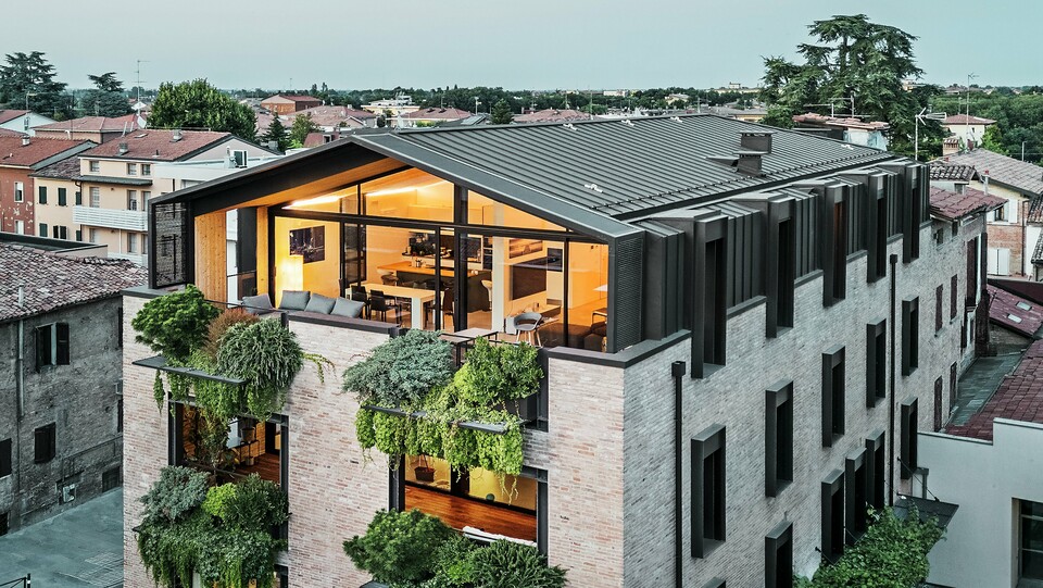 Zrównoważony budynek mieszkalny we Włoszech z dachem aluminiowym PREFALZ i zieloną fasadą z cegły.