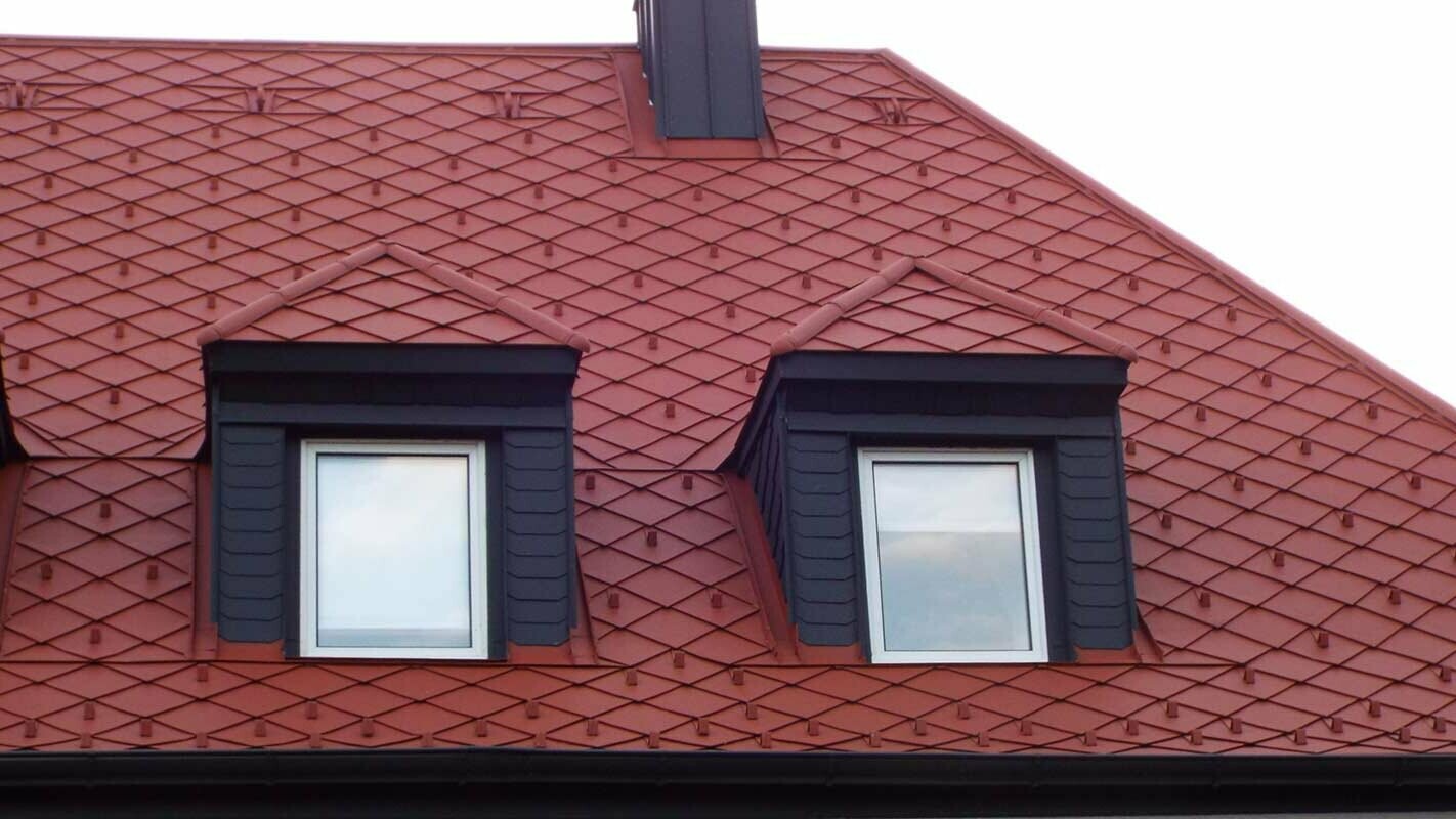 Modernizacja dachu z oknami dachu szczytowego w kolorze ceglastym z dachówką rombową PREFA
