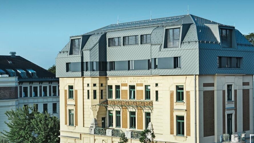 Historyczny dom Simony w Wiedniu po renowacji, z dachówkami romb i rombami elewacyjnymi w kolorze jasnoszarym P.10