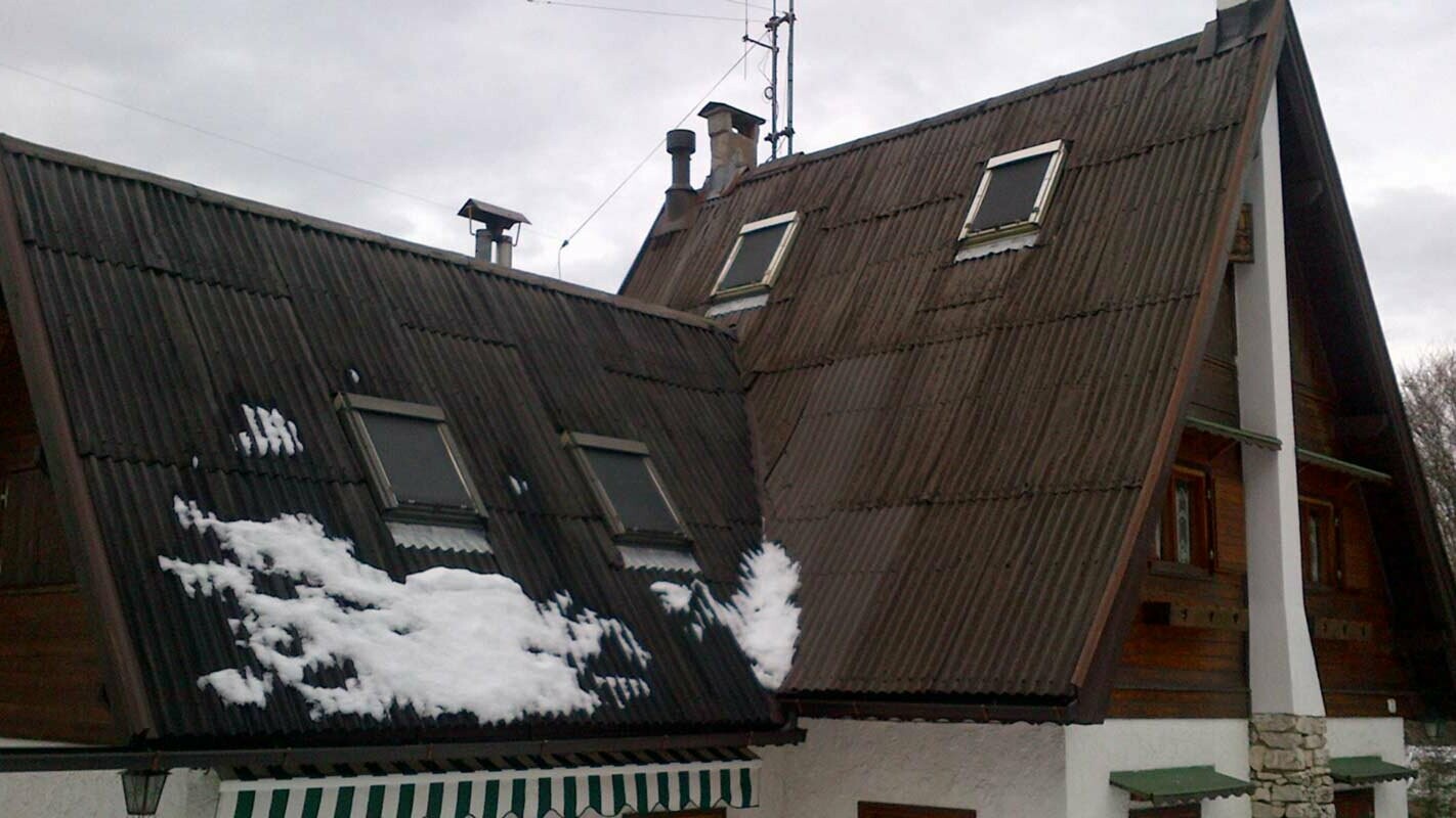 Stroma powierzchnia dachu przed modernizacją dachu z dachówką rombową PREFA z obramowaniem okien dachowych