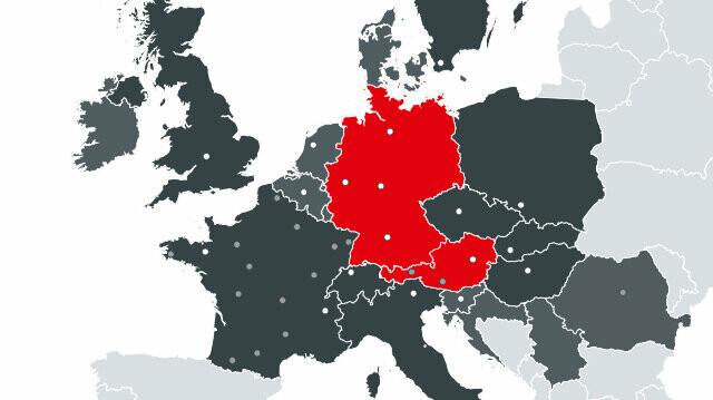 Mapa przedstawiająca wszystkie kraje europejskie, w których PREFA prowadzi działalność, z dwoma zakładami produkcyjnymi w Austrii i Niemczech zaznaczonymi na czerwono.