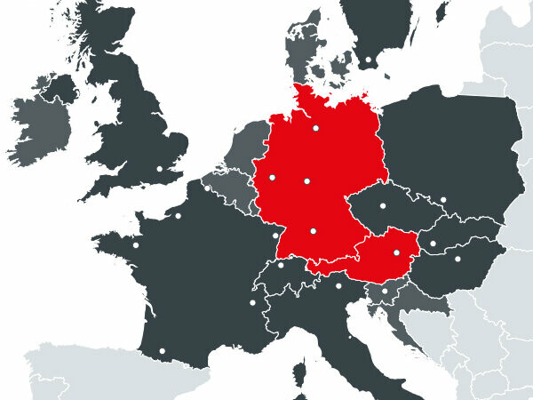 Mapa przedstawiająca wszystkie kraje europejskie, w których PREFA prowadzi działalność, z dwoma zakładami produkcyjnymi w Austrii i Niemczech zaznaczonymi na czerwono.