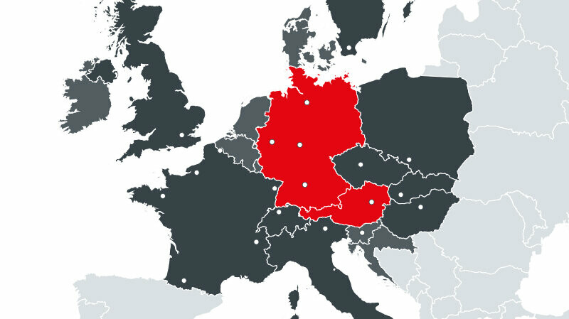 Mapa przedstawiająca wszystkie kraje europejskie, w których PREFA prowadzi działalność, z dwoma zakładami produkcyjnymi w Austrii i Niemczech zaznaczonymi na czerwono.