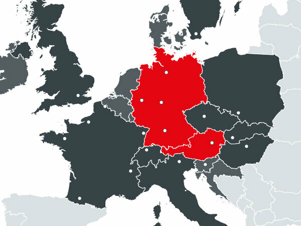 Mapa przedstawiająca wszystkie kraje europejskie, w których PREFA prowadzi działalność, z dwoma zakładami produkcyjnymi w Austrii i Niemczech zaznaczonymi na czerwono.