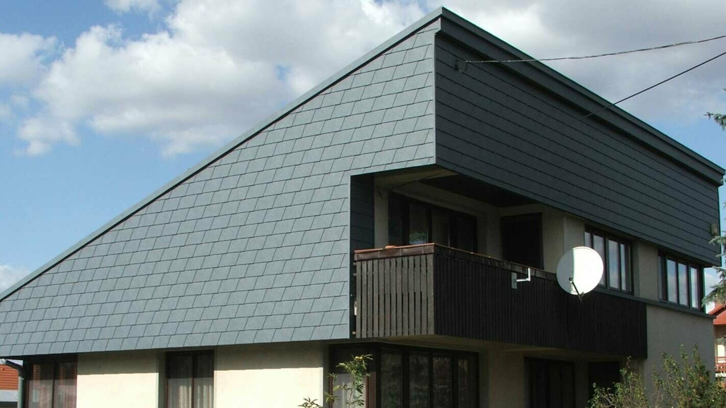Modernizacja elewacji domu jednorodzinnego z dachem pulpitowym z płytą ścienną PREFA