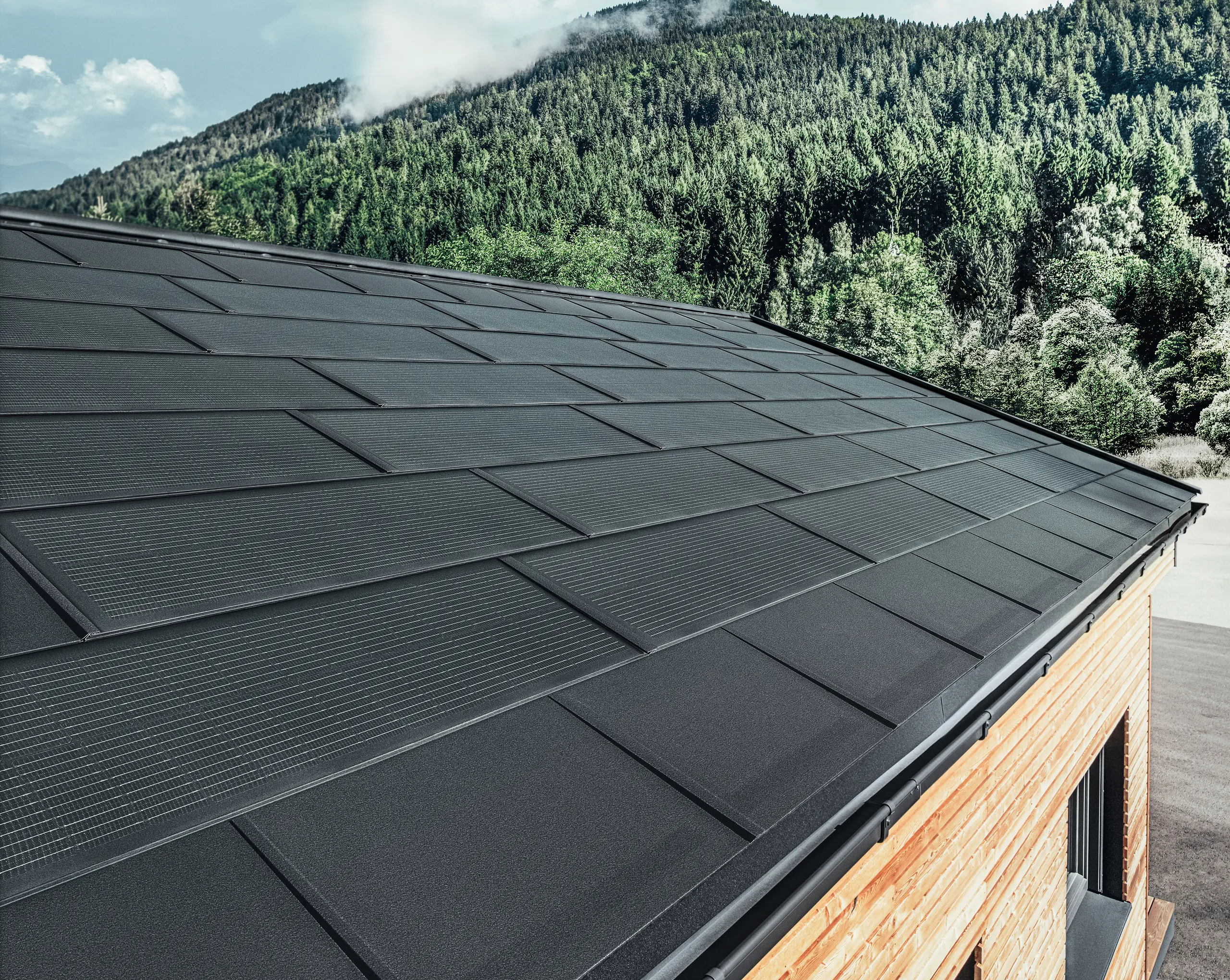 Ułożona połać dachówki solarnej PREFA w połączeniu z dachówką R.16 w kolorze P.10 antracyt.
