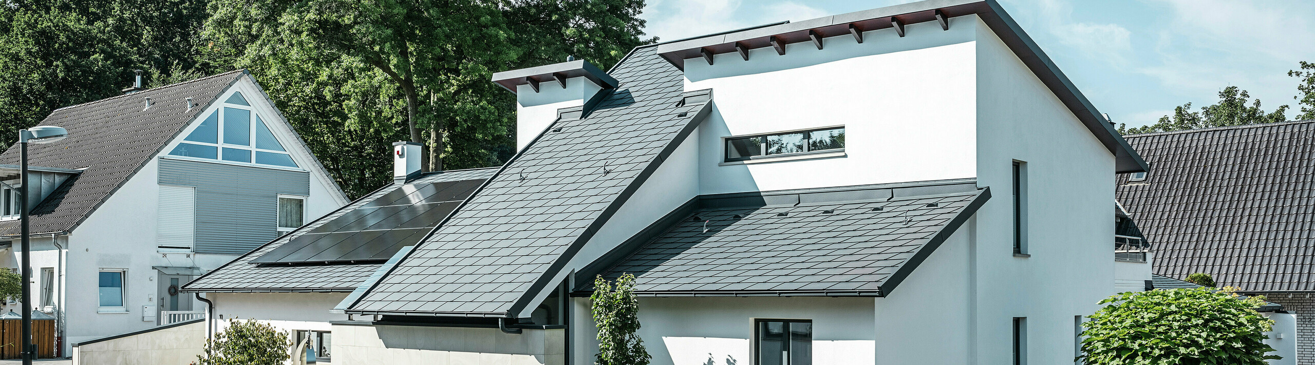 Ein PREFA Komplettsystem aus Aluminium verkleidet die außergewöhnliche Dachlandschaft eines Einfamilienhauses in Dortmund