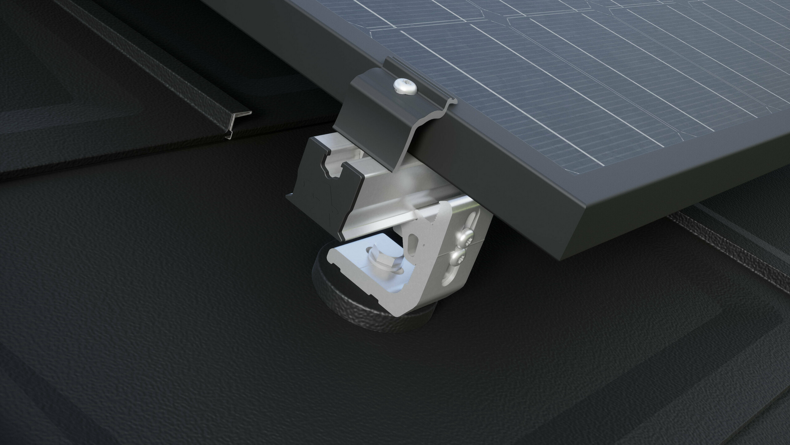 Zbliżenie na wspornik solarny PREVARIO 3.S zamontowany na ciemnym dachu PREFA, który podtrzymuje szynę profilową. Moduł solarny został mocowany na szynie profilowej za pomocą zacisku końcowego PREVARIO.