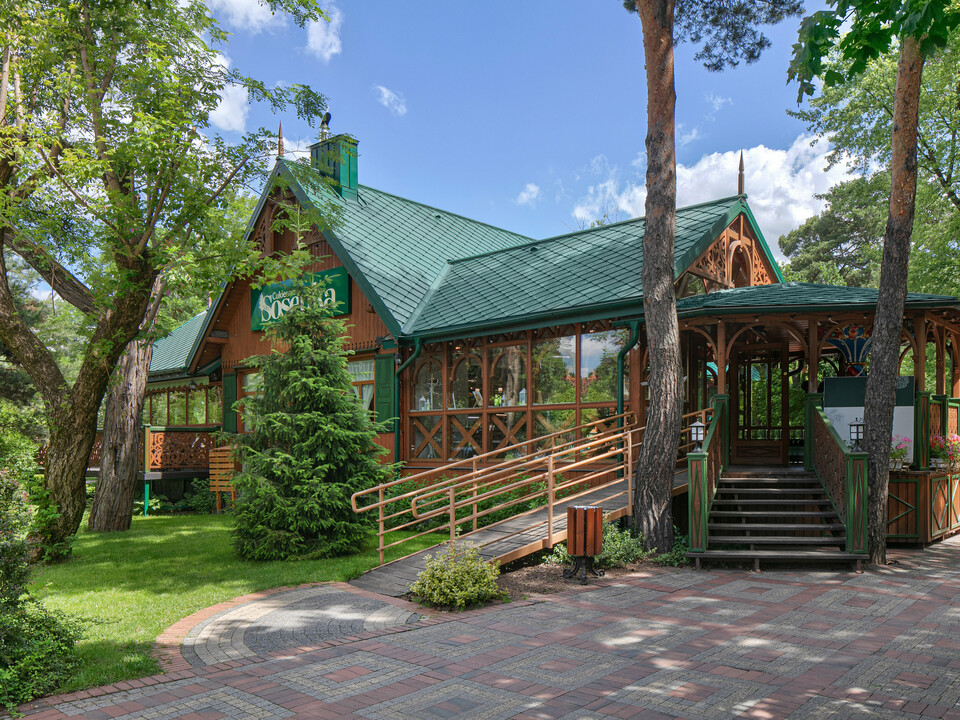 Cukiernia Sosenka mit PREFA Dachraute sowie Ablaufrohr und Hängerinne in Moosgrün