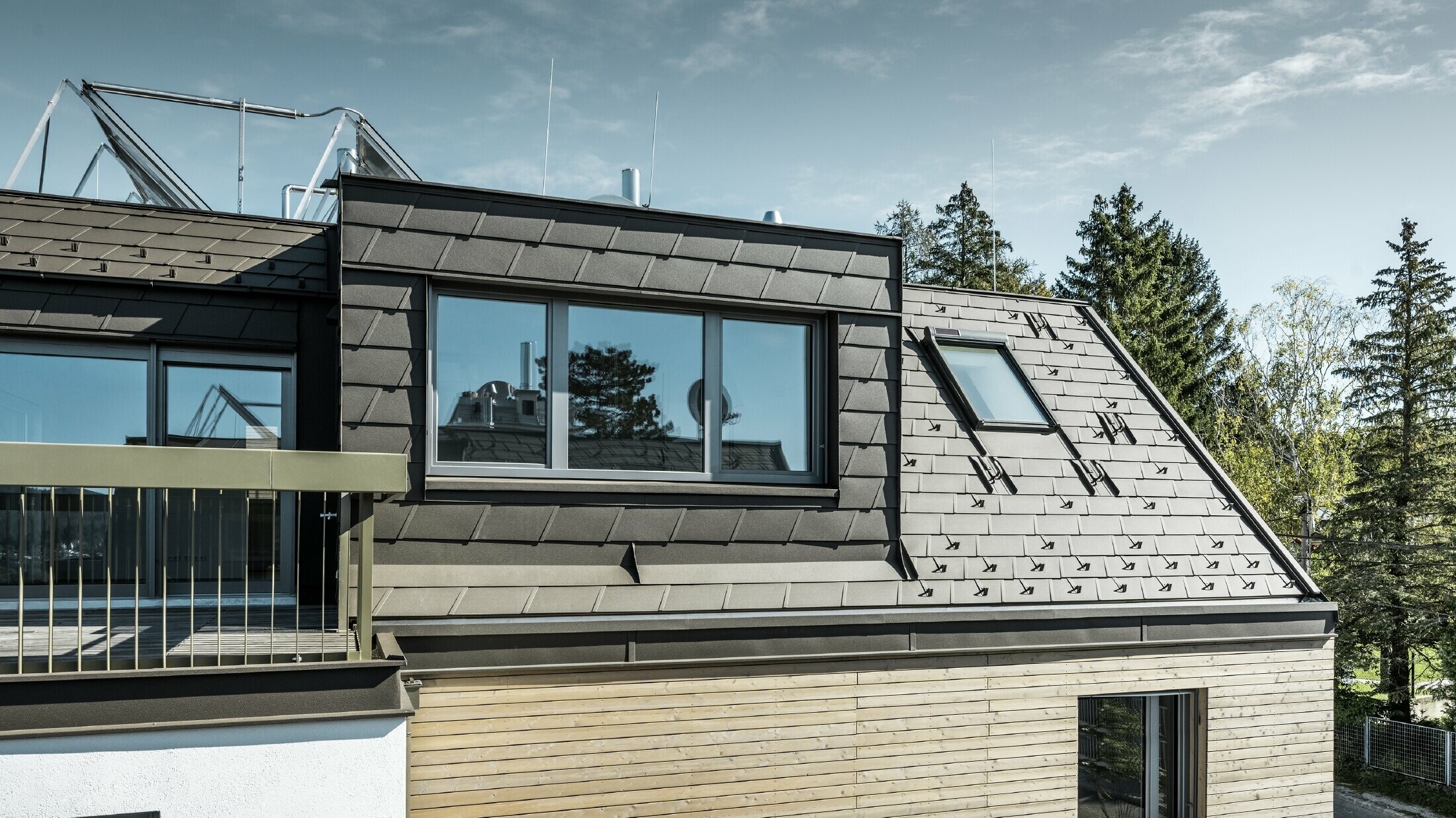 Rozbudowa poddasza, okładzina dachowa i elewacyjna z dachówki łupkowej DS.19 PREFA w kolorze brązowym P.10