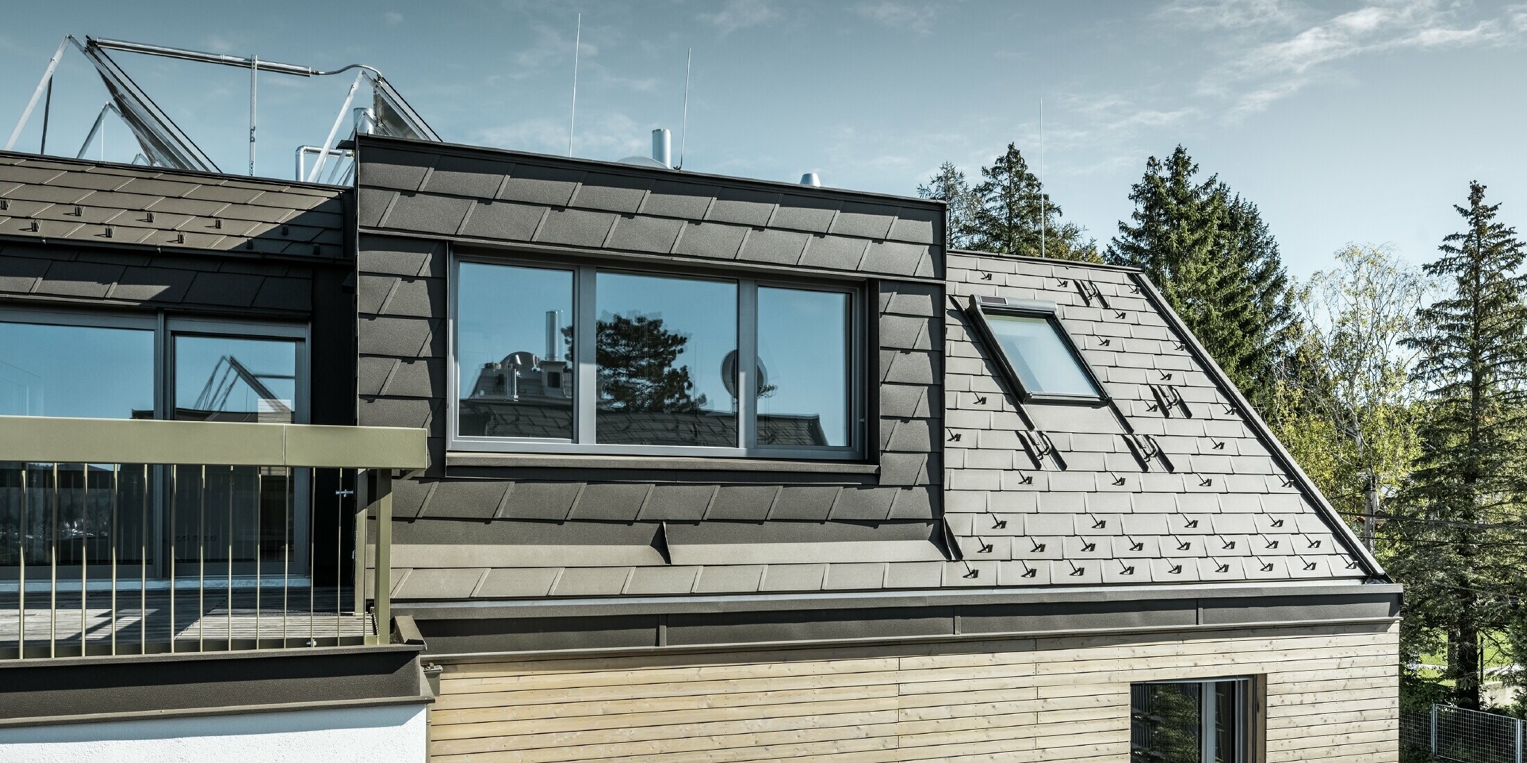 Rozbudowa poddasza, okładzina dachowa i elewacyjna z dachówki łupkowej DS.19 PREFA w kolorze brązowym P.10