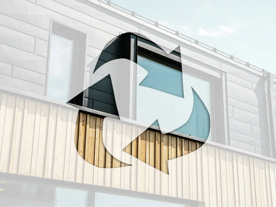 Zdjęcie przedstawia symbol recyklingu przed fasadą domu z aluminiowymi elementami PREFA i drewnianymi panelami.