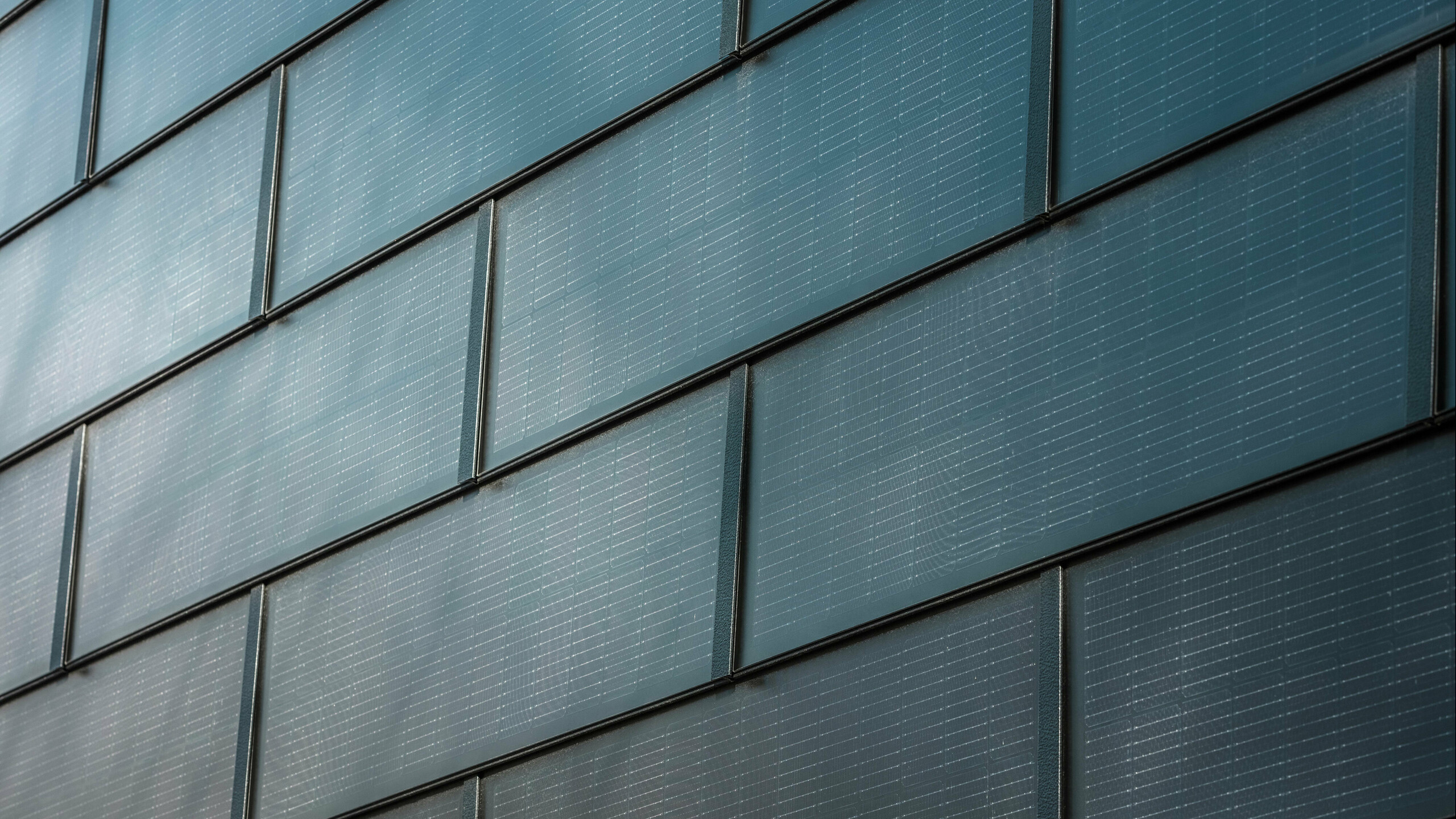 Zbliżenie na dachówkę solarną PREFA zamontowaną na elewacji budynku.