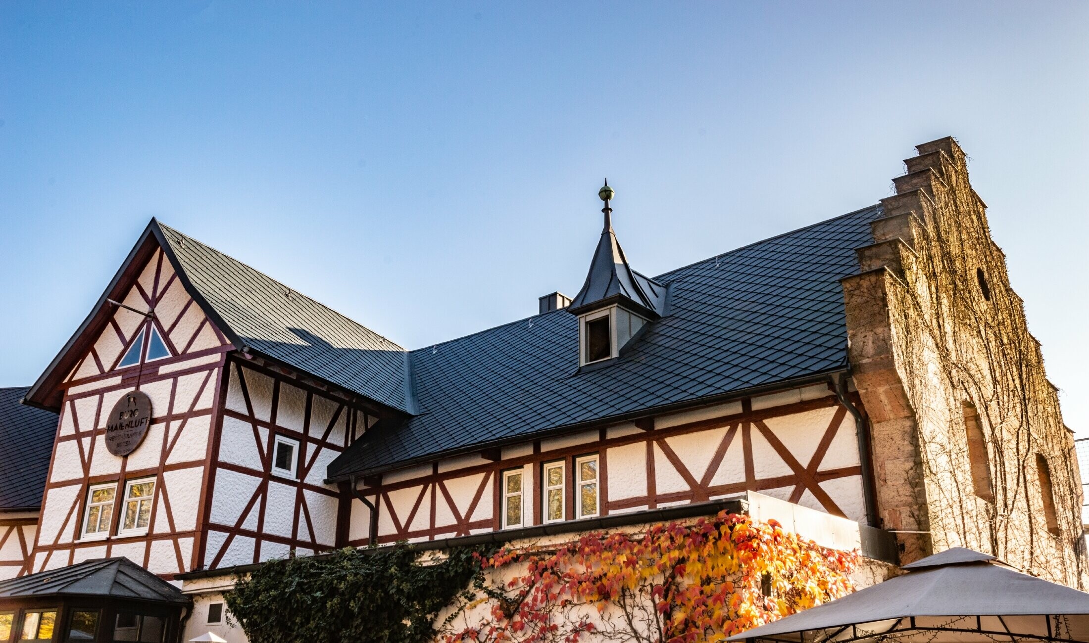 Hotel Burg Maienluft został pokryty na nowo dachówką romb PREFA 29 × 29 w kolorze antracytowym z zachowaniem szachulcowej elewacji.