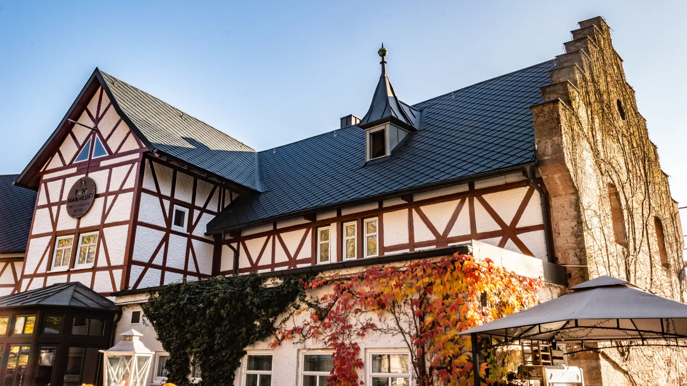 Hotel Burg Maienluft został pokryty na nowo dachówką romb PREFA 29 × 29 w kolorze antracytowym z zachowaniem szachulcowej elewacji.