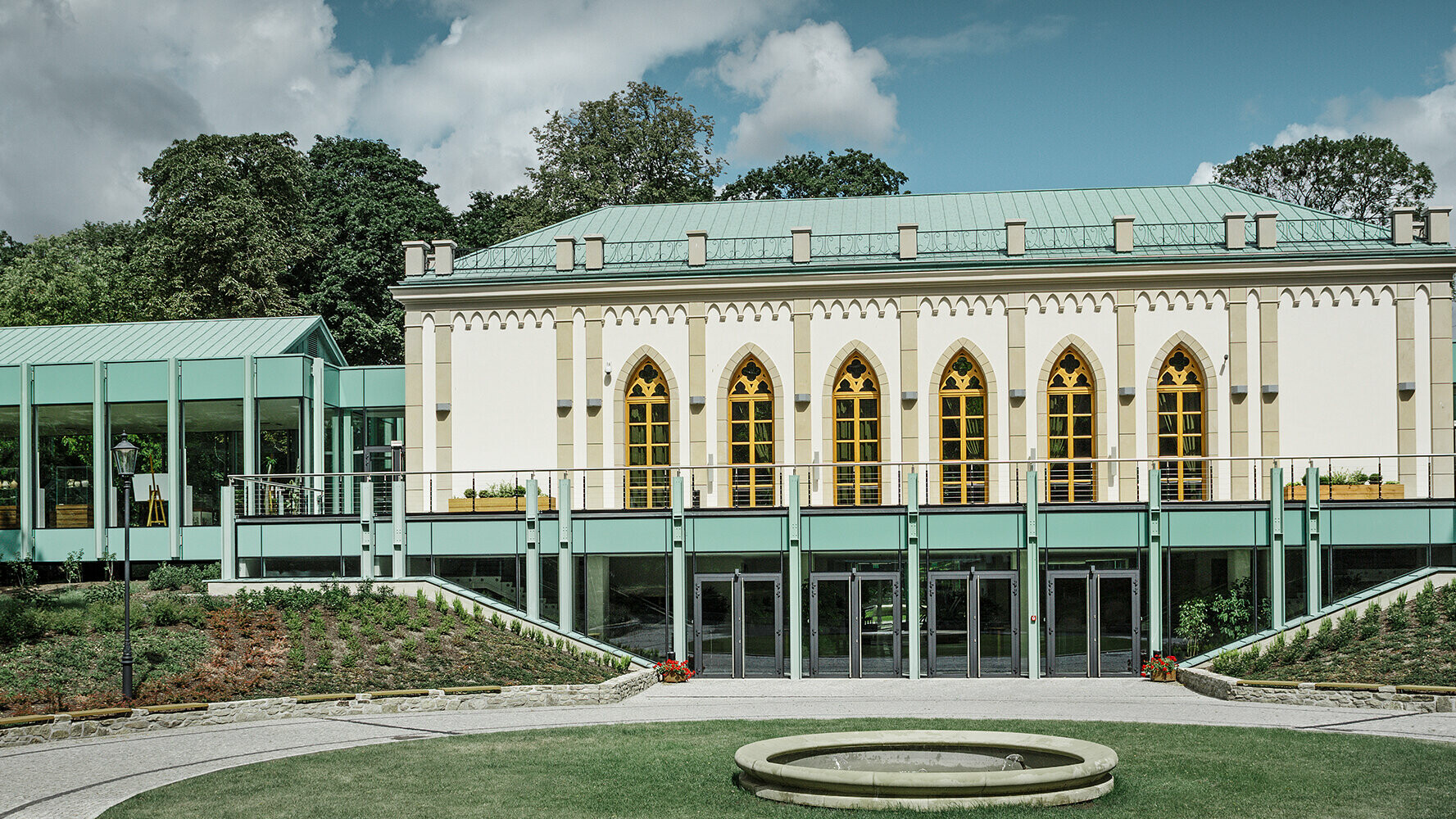 Podczas renowacji dachu polskiego Muzeum w Opinogórze zastosowano Prefalz i Falzonal w kolorze zielonej patyny. 