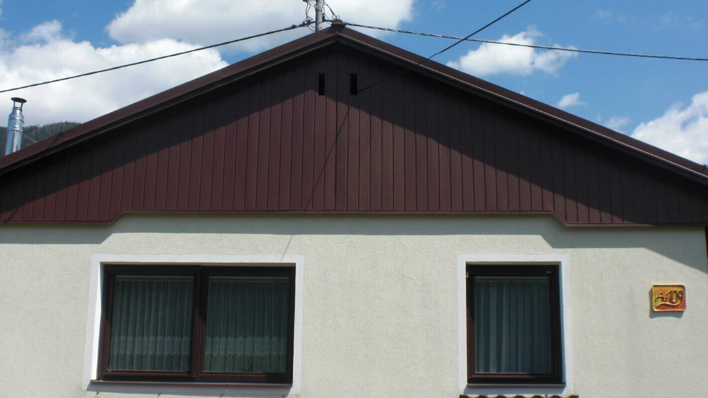 Modernizacja elewacji ściany szczytowej z sidingami PREFA w kolorze brązowym, elewacja jasnozielona