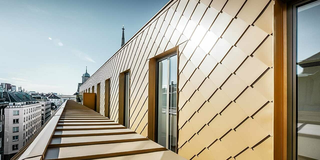 Poszycie elewacji inwestycji Korb Etagen w Wiedniu z rombu fasadowego 29 × 29 w kolorze złotym perłowym.
