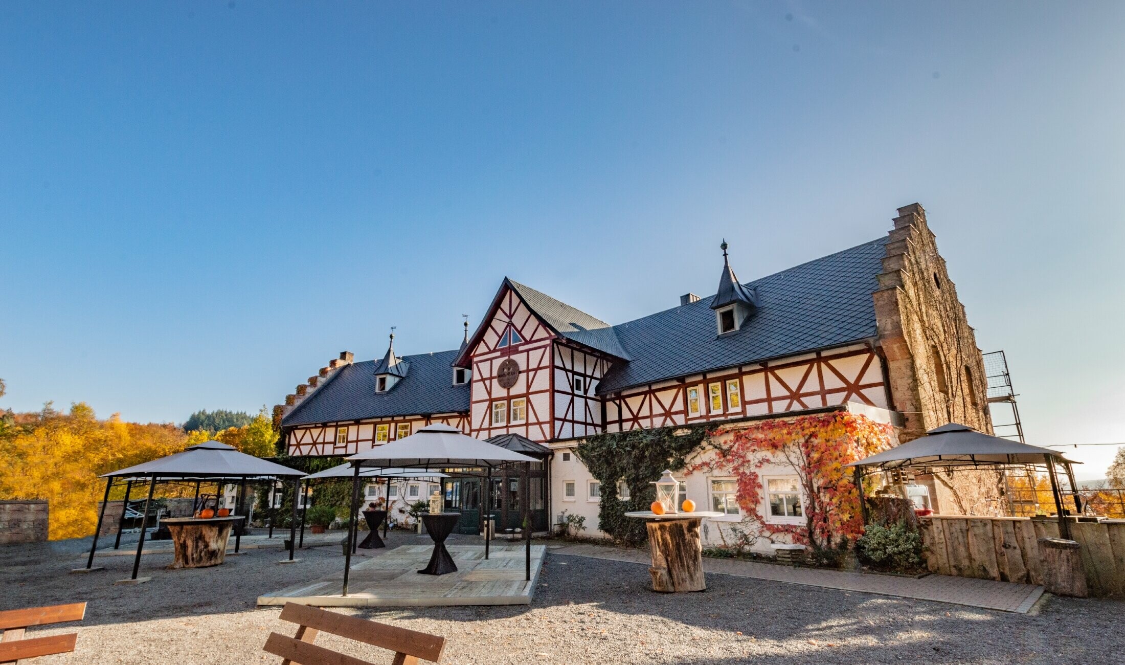 Widok hotelu Burg Maienluft in Wasungen w całości. Dach został nowo pokryty dachówką rombem PREFA 29 × 29 w kolorze antracytowym.