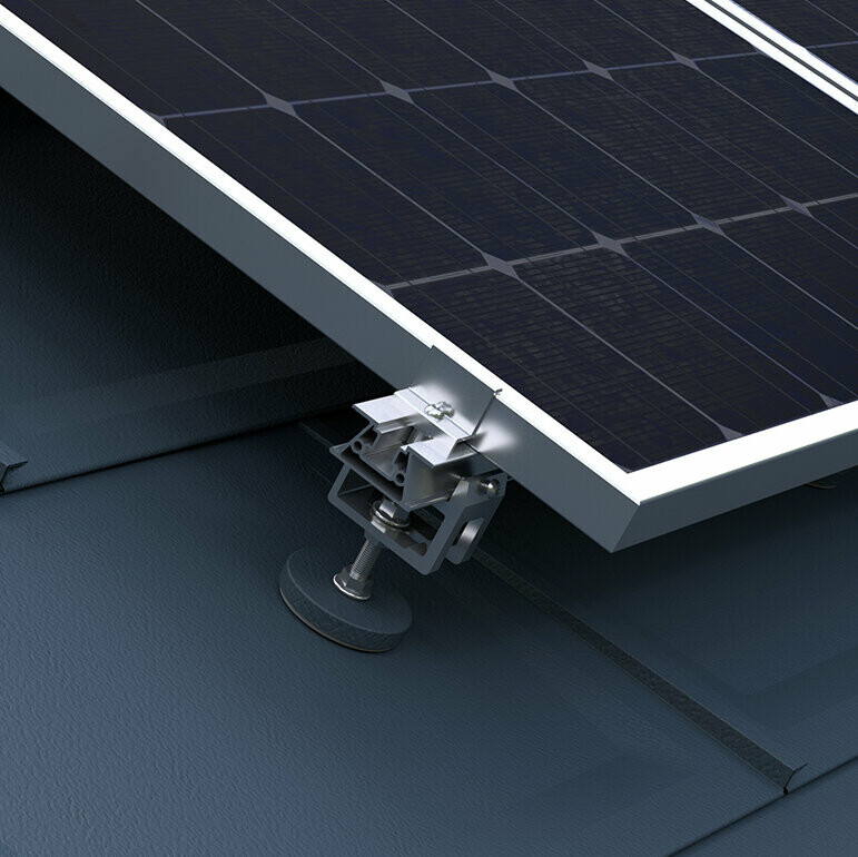 Widoczny jest system montażowy PREFA do mocowania instalacji fotowoltaicznych na dachach PREFA.
