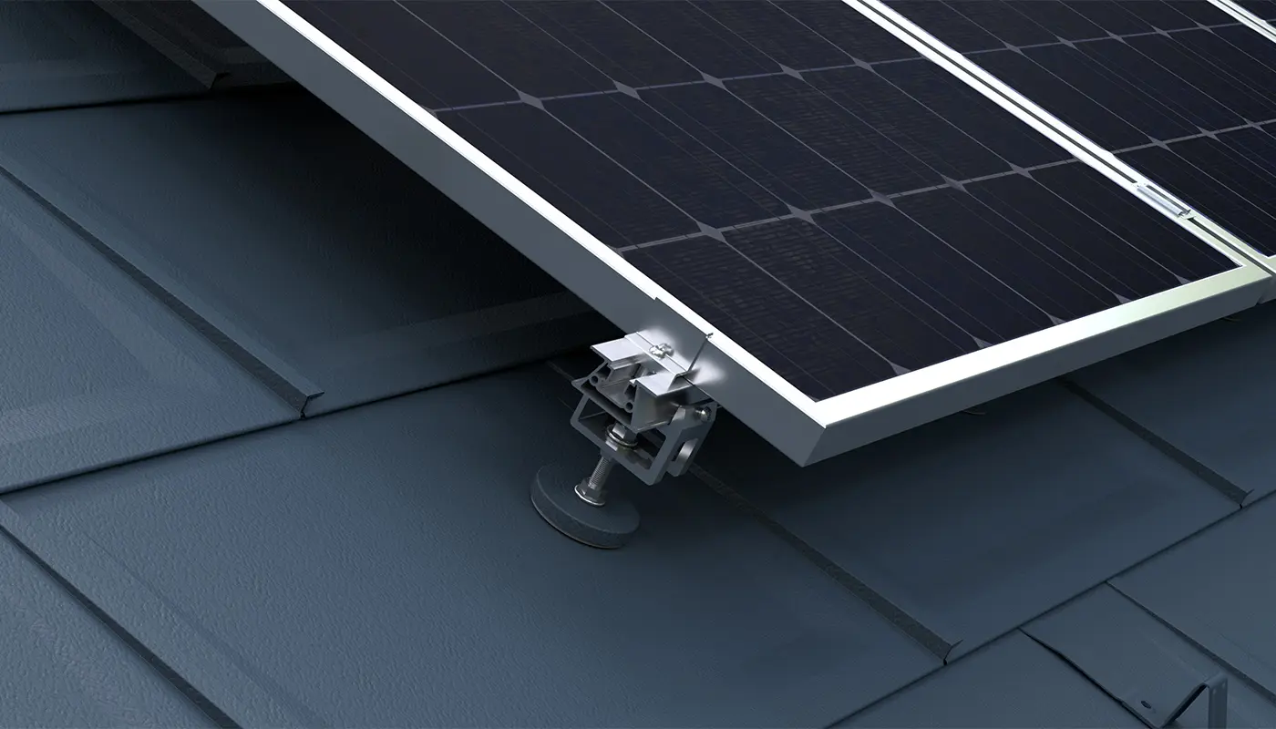 Widoczny jest system montażowy PREFA do mocowania instalacji fotowoltaicznych na dachach PREFA.