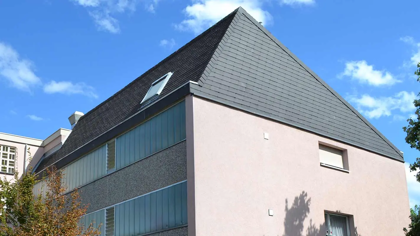 Przed modernizacją dachu z panelem dachowym PREFA i panelem elewacyjnym FX.12 w kolorze P.10 antracyt