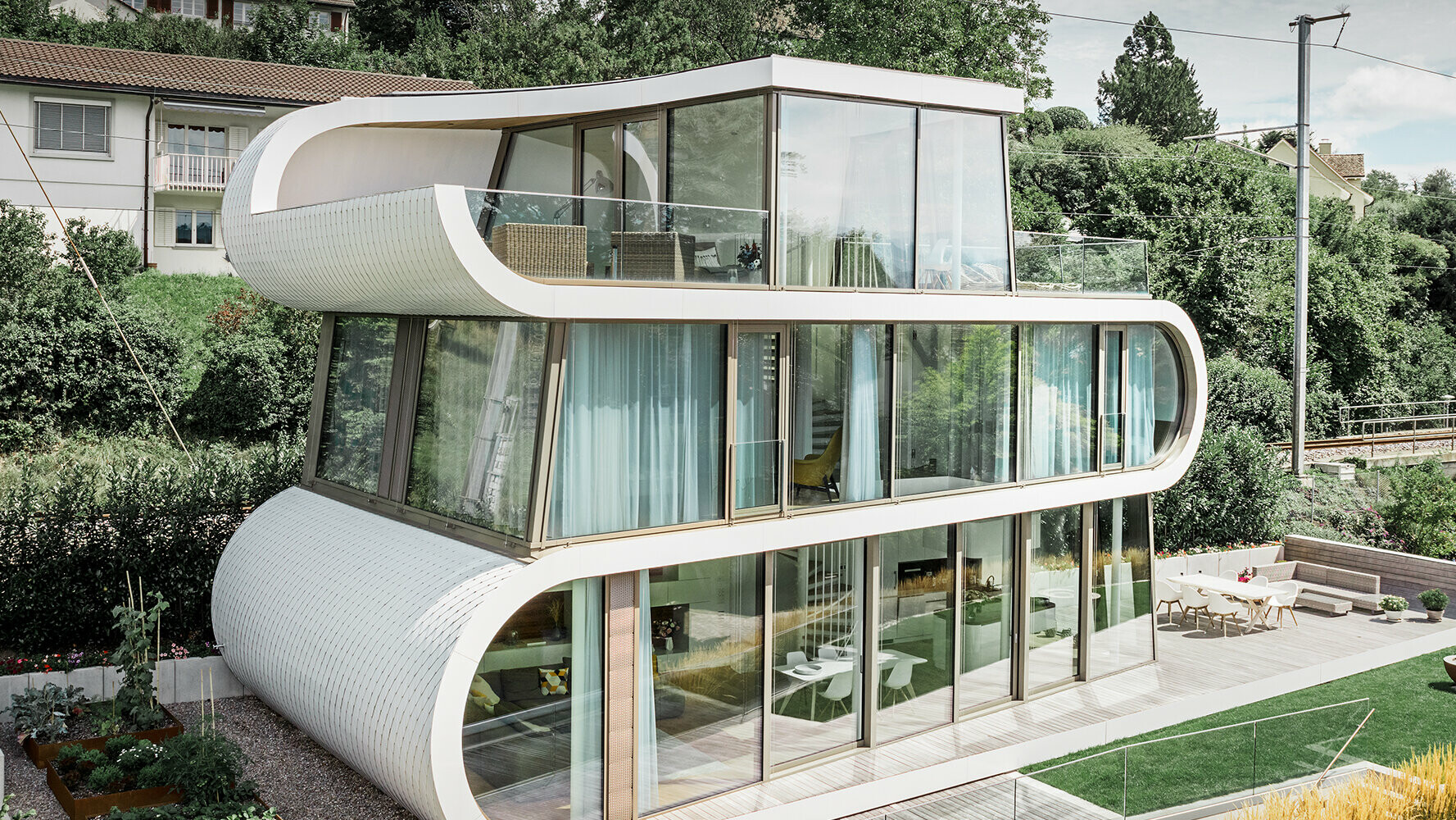 Nowoczesny dom w Szwajcarii pokryty małymi i elastycznymi rombami dachowymi PREFA w kolorze czystej bieli 