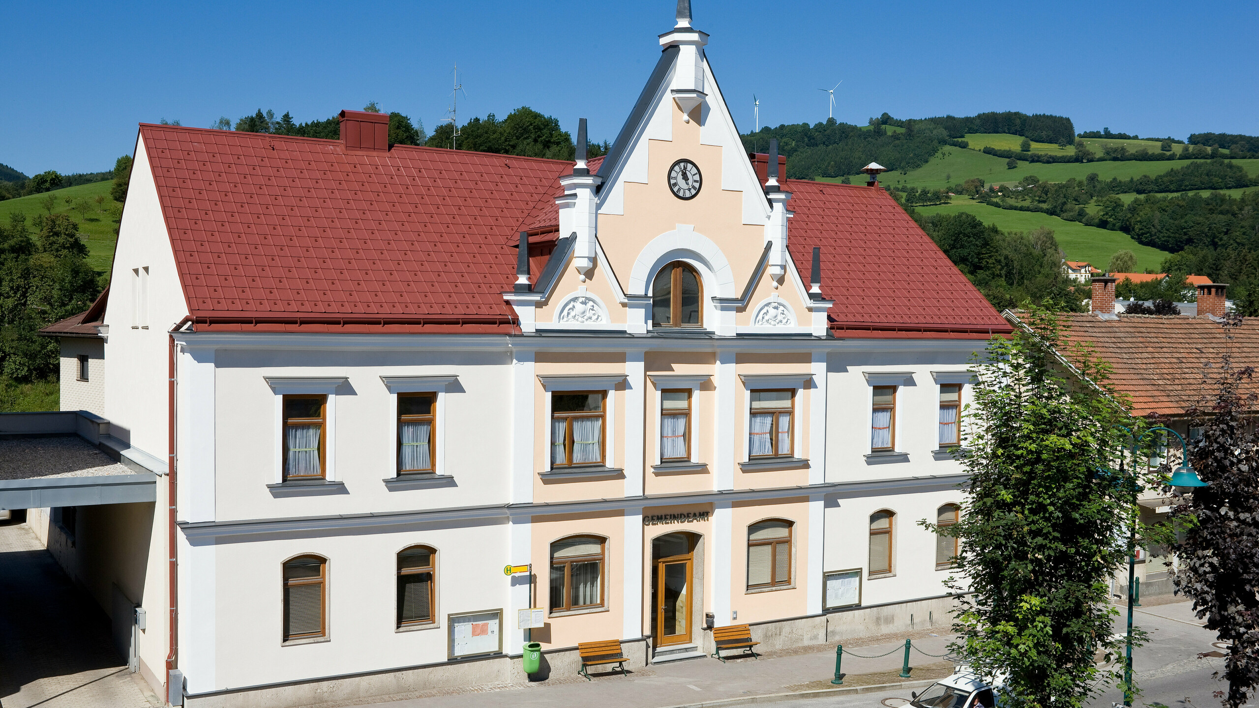 Urząd gminy Traisen pokryty płytami dachowymi PREFA i rynną leżącą PREFA (rynna dachowa)