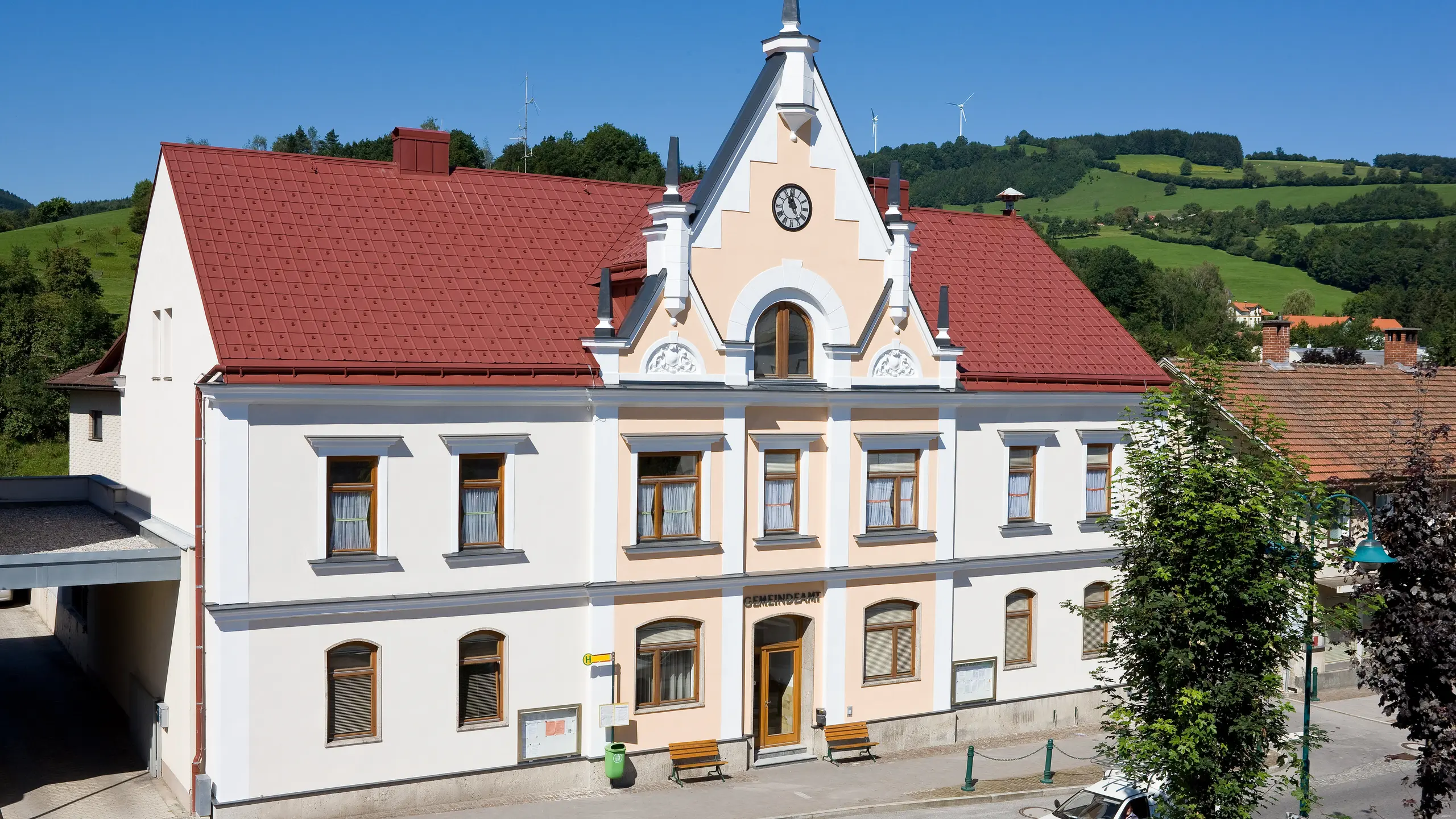 Urząd gminy Traisen pokryty płytami dachowymi PREFA i rynną leżącą PREFA (rynna dachowa)