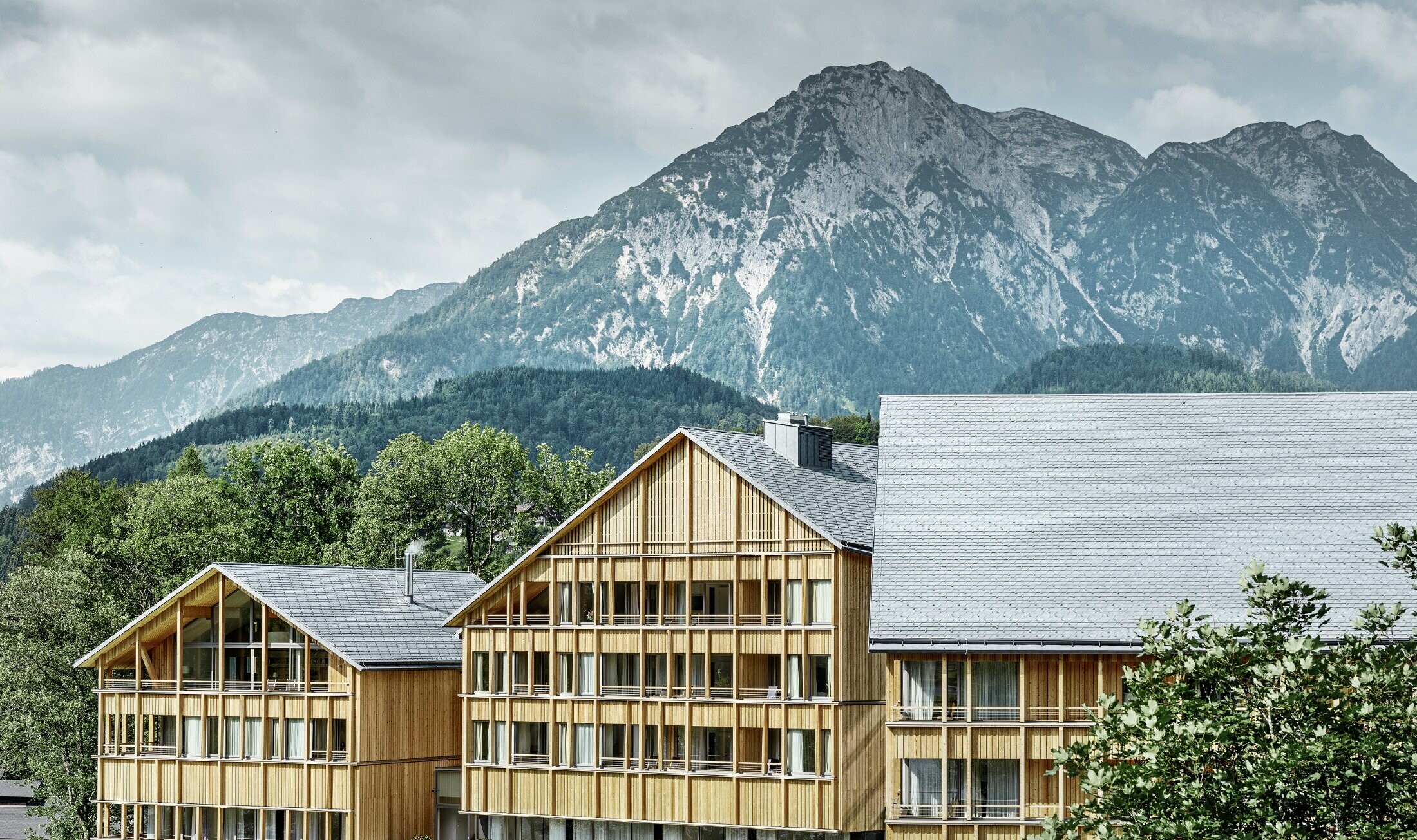 Hotel Vivamayr w Altaussee z drewnianą elewacją i dachówką łupkową PREFA